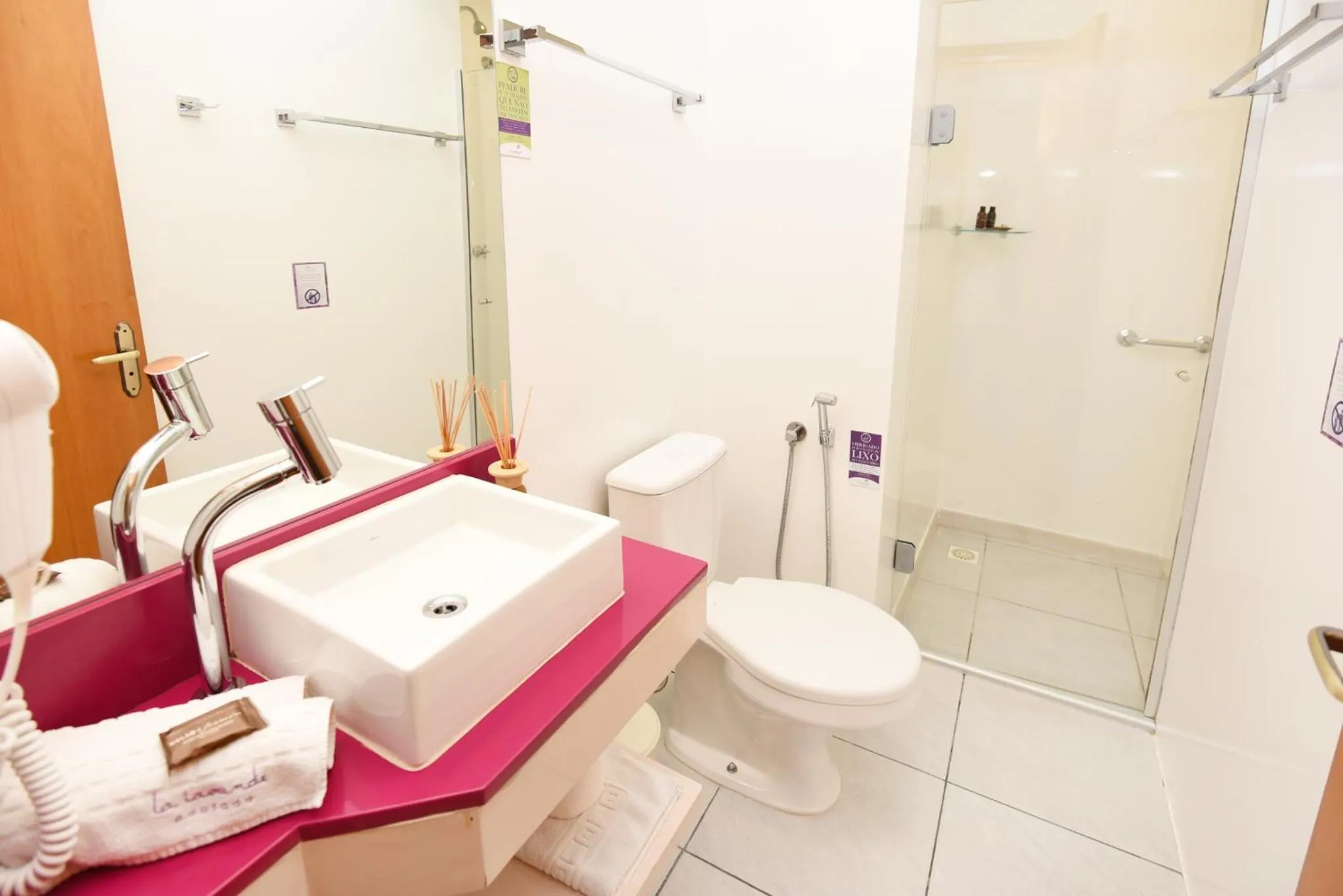 Toilet in Pousada La Lavande