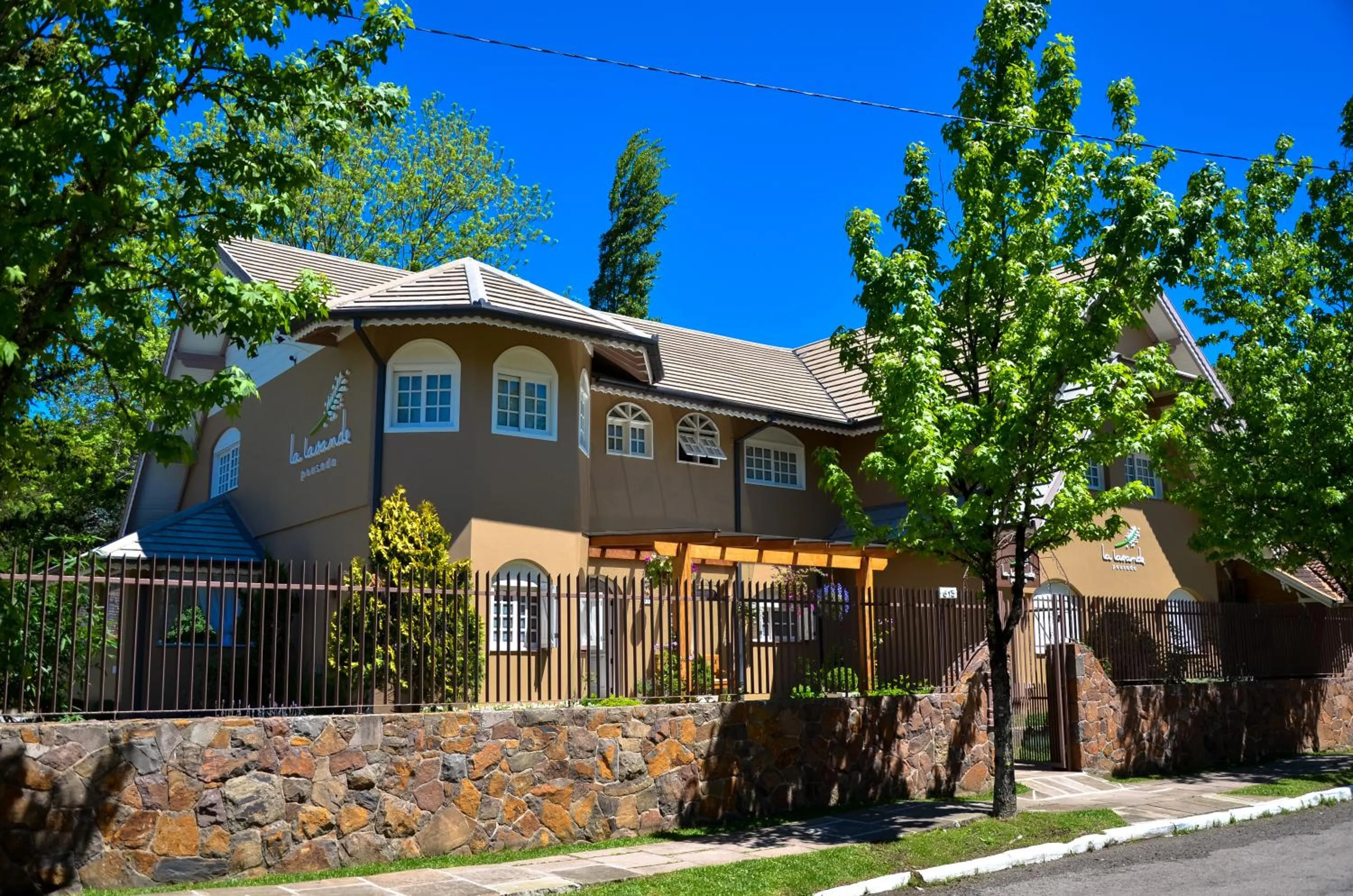 Facade/entrance in Pousada La Lavande