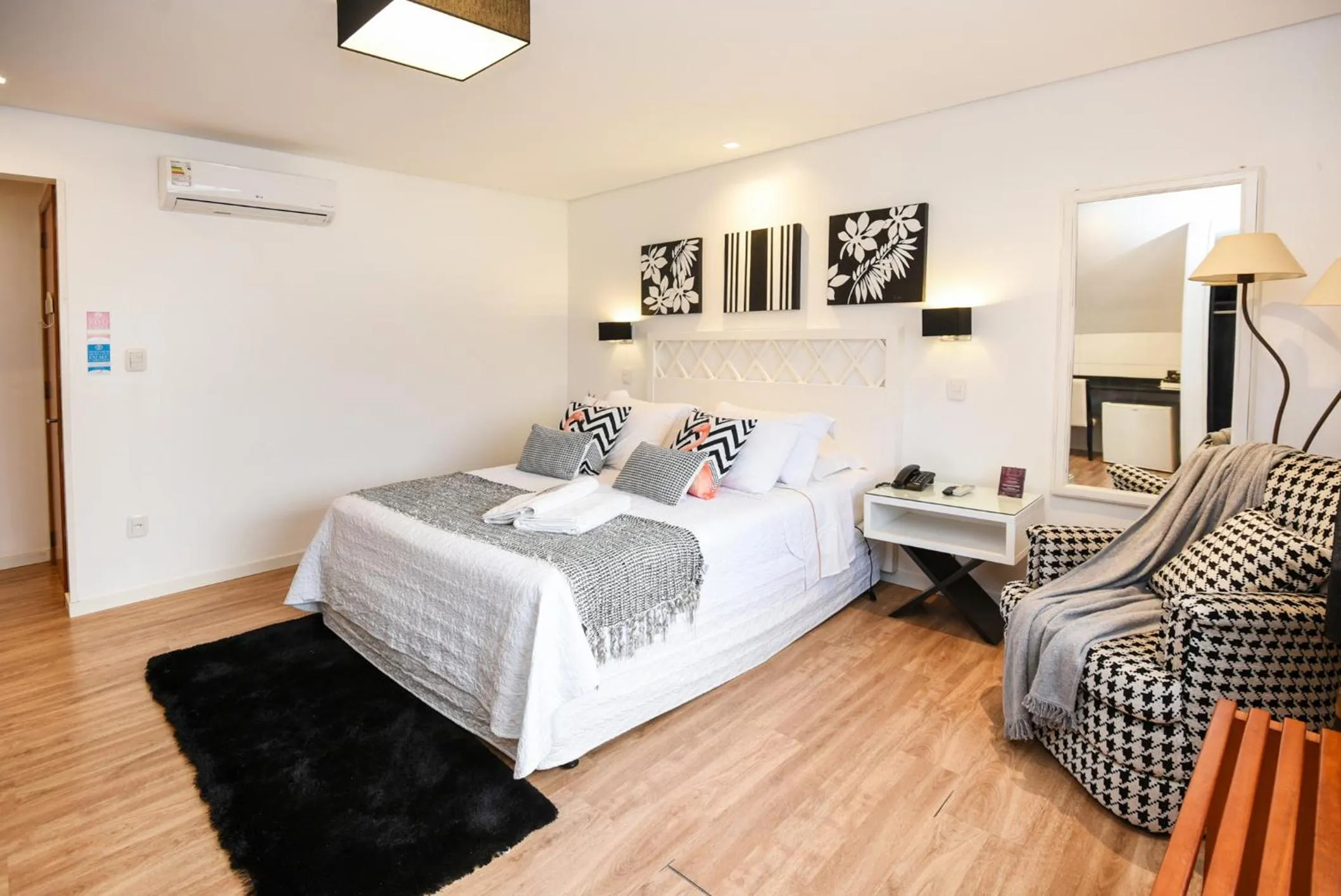 Photo of the whole room in Pousada La Lavande