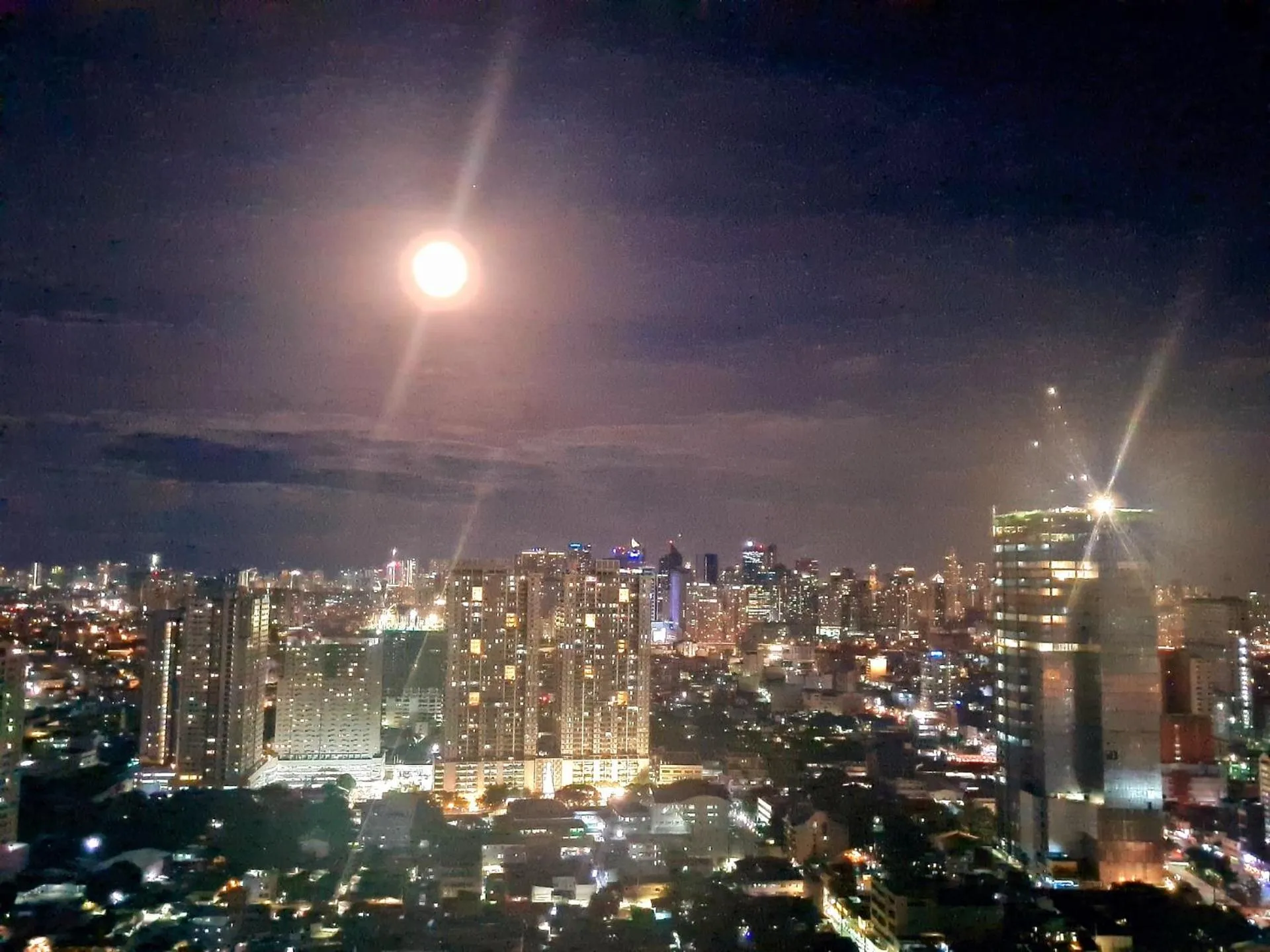Night in Cozy Penthouse 2BR Suite w Balcony - Amazing Manila Bay View and City Skyline near MOA