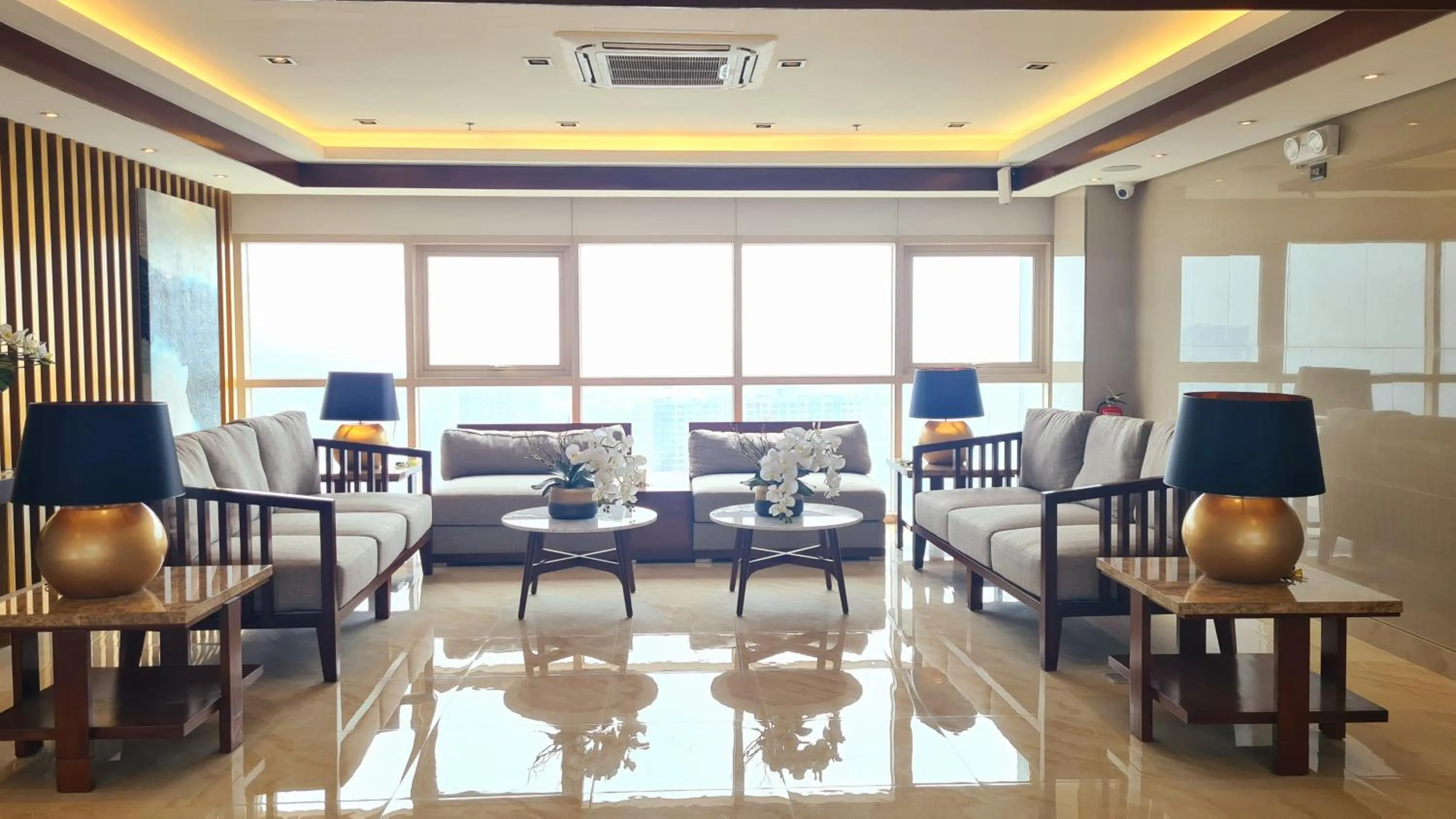 Seating area in Cozy Penthouse 2BR Suite w Balcony - Amazing Manila Bay View and City Skyline near MOA