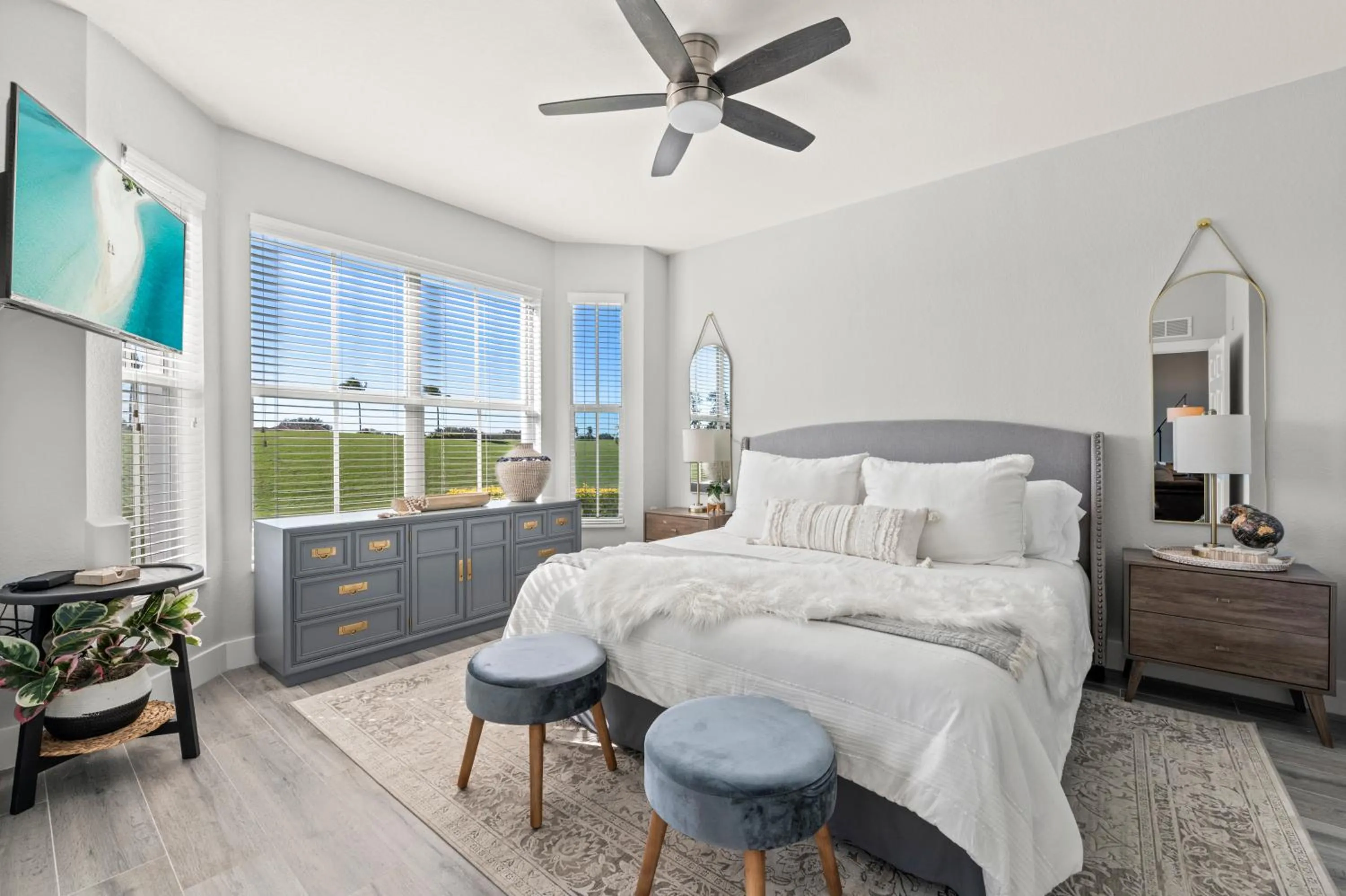 Bed in Serene Naples Retreat: Golf-Resort Pool-Tennis-Gym
