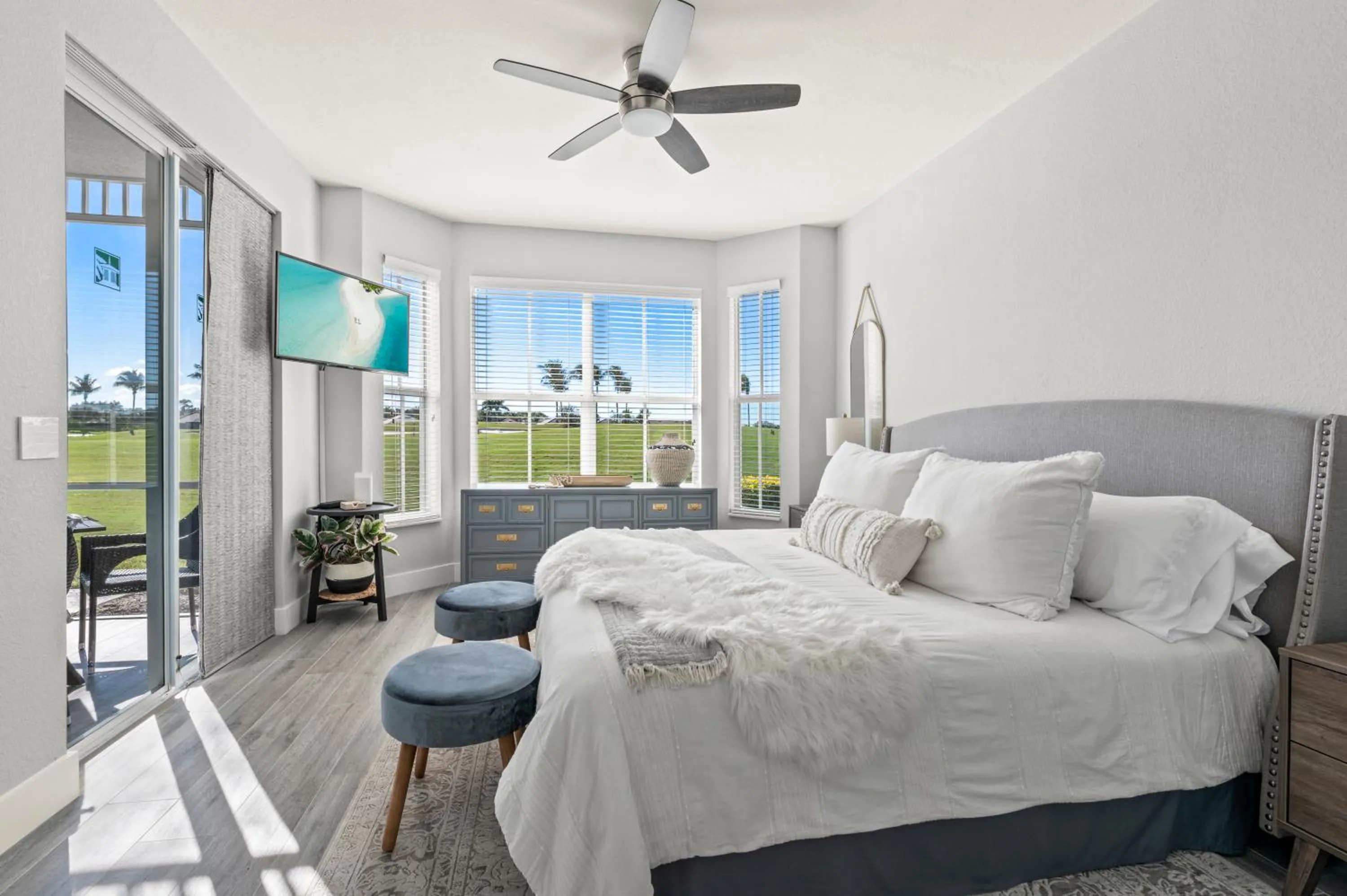 Bed in Serene Naples Retreat: Golf-Resort Pool-Tennis-Gym
