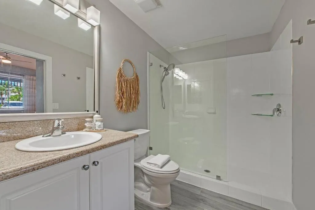 Shower in Serene Naples Retreat: Golf-Resort Pool-Tennis-Gym