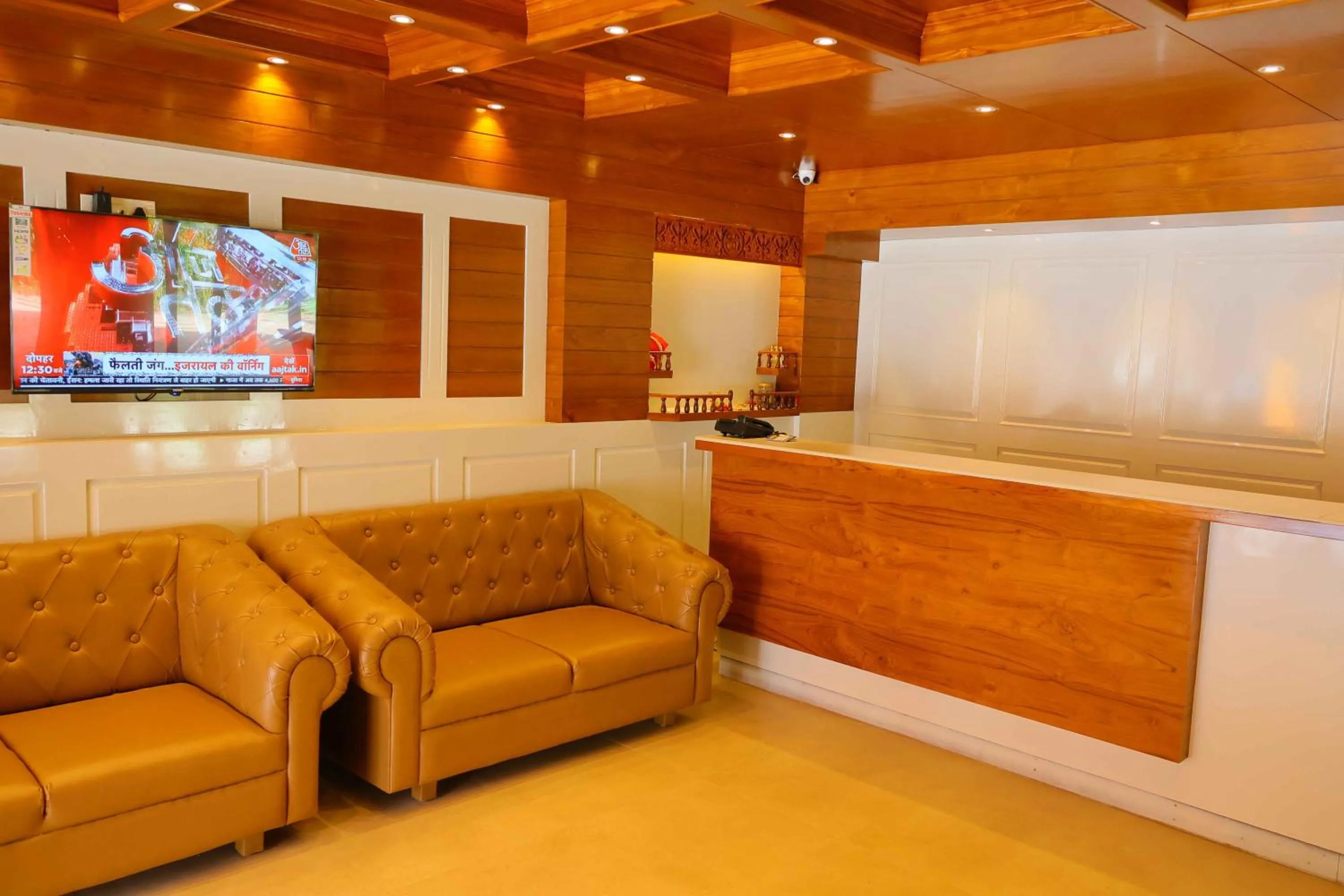 Communal lounge/ TV room in Sa-Ba Manali Inn, Mall Road