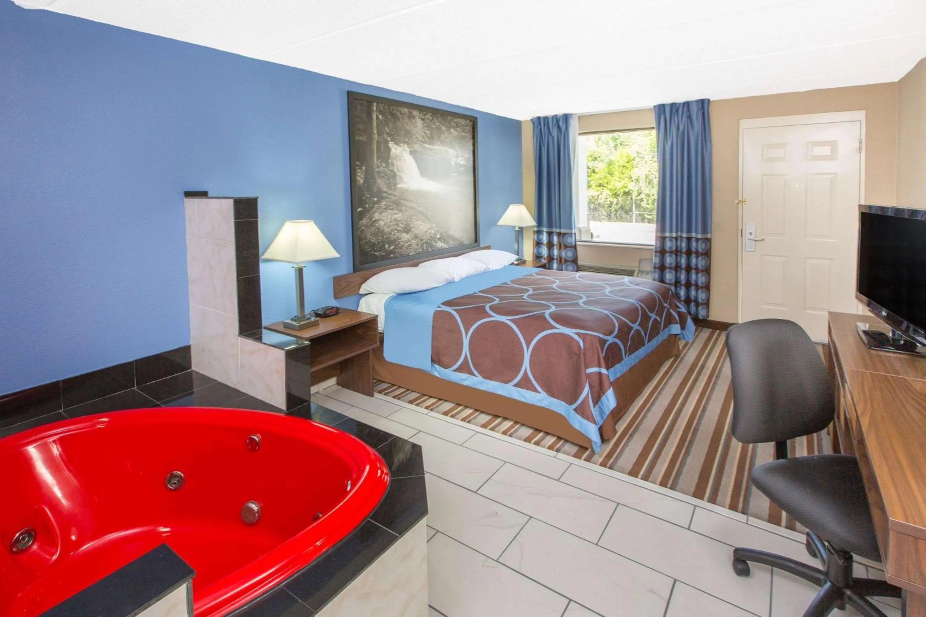 Photo of the whole room, Bed in Super 8 by Wyndham Dothan