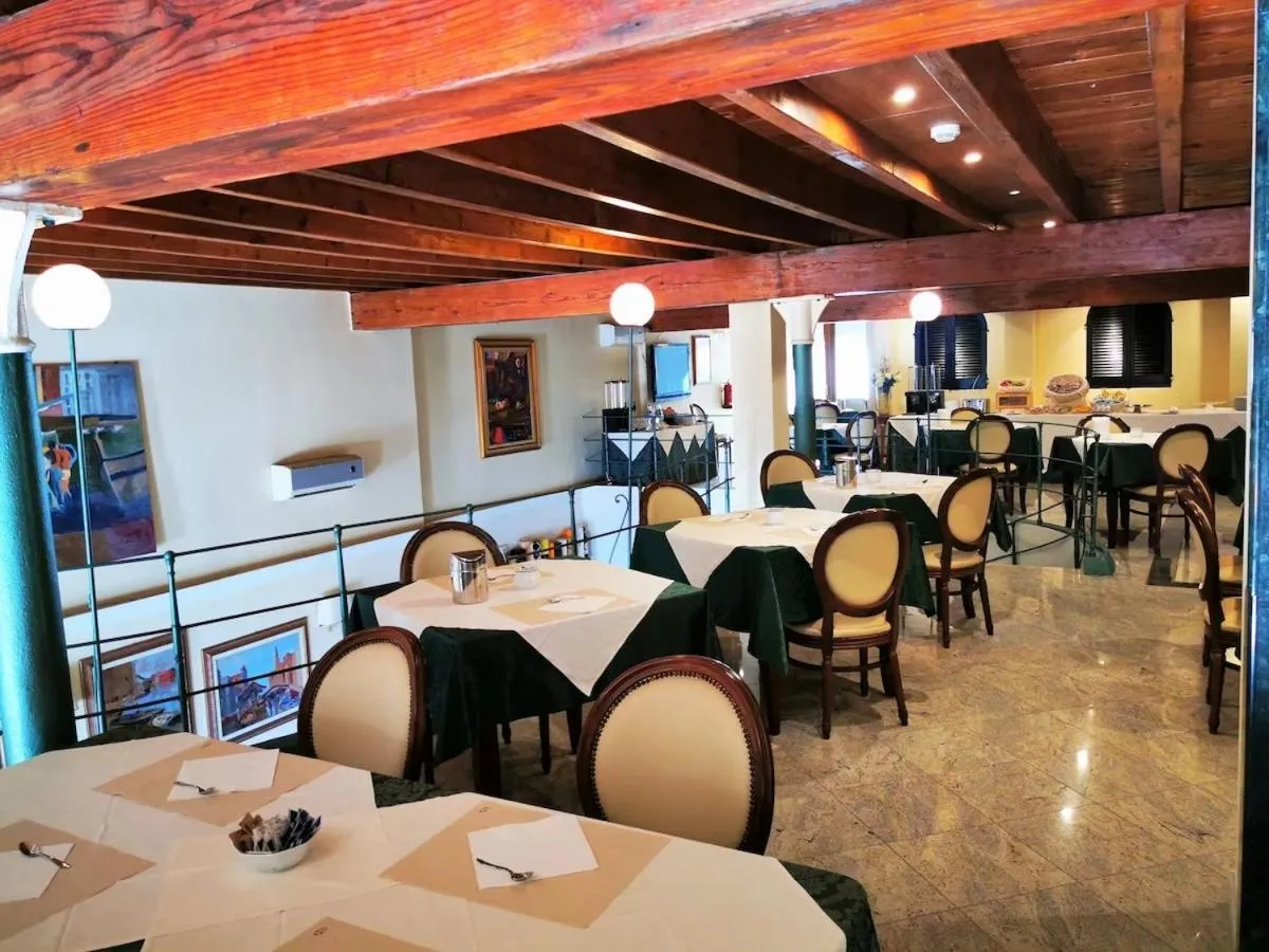 Lounge or bar, Restaurant/Places to Eat in Hotel Hieracon
