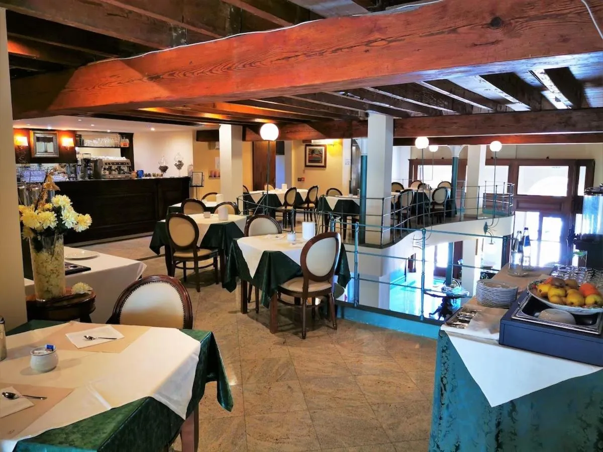 Breakfast, Restaurant/Places to Eat in Hotel Hieracon