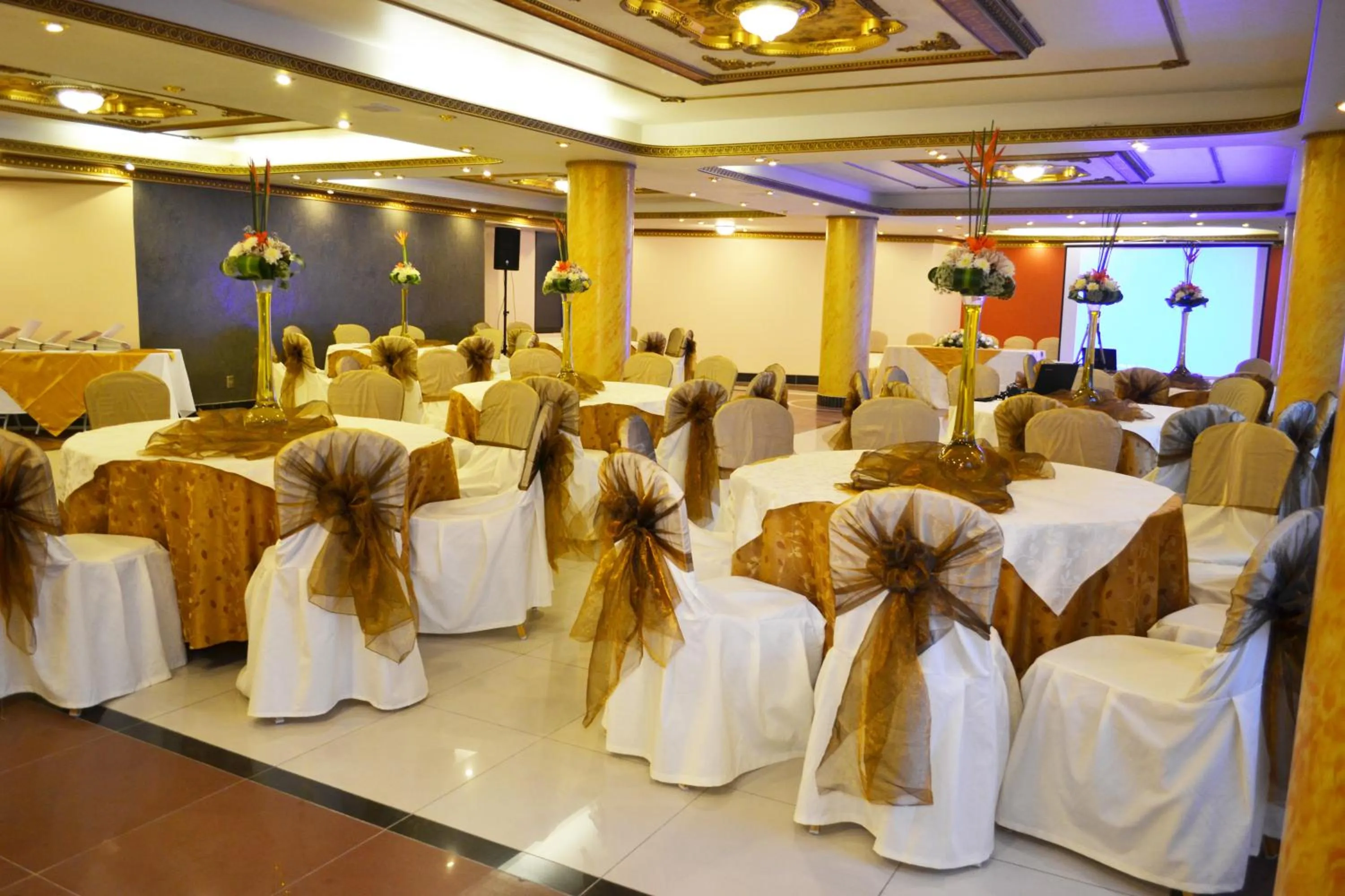 Restaurant/places to eat in Golden Palace