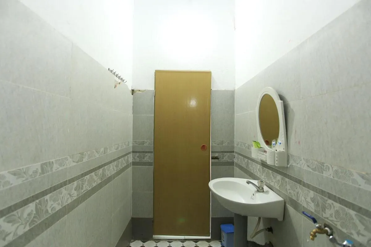 Bathroom in SPOT ON 1115 Romantic Motel