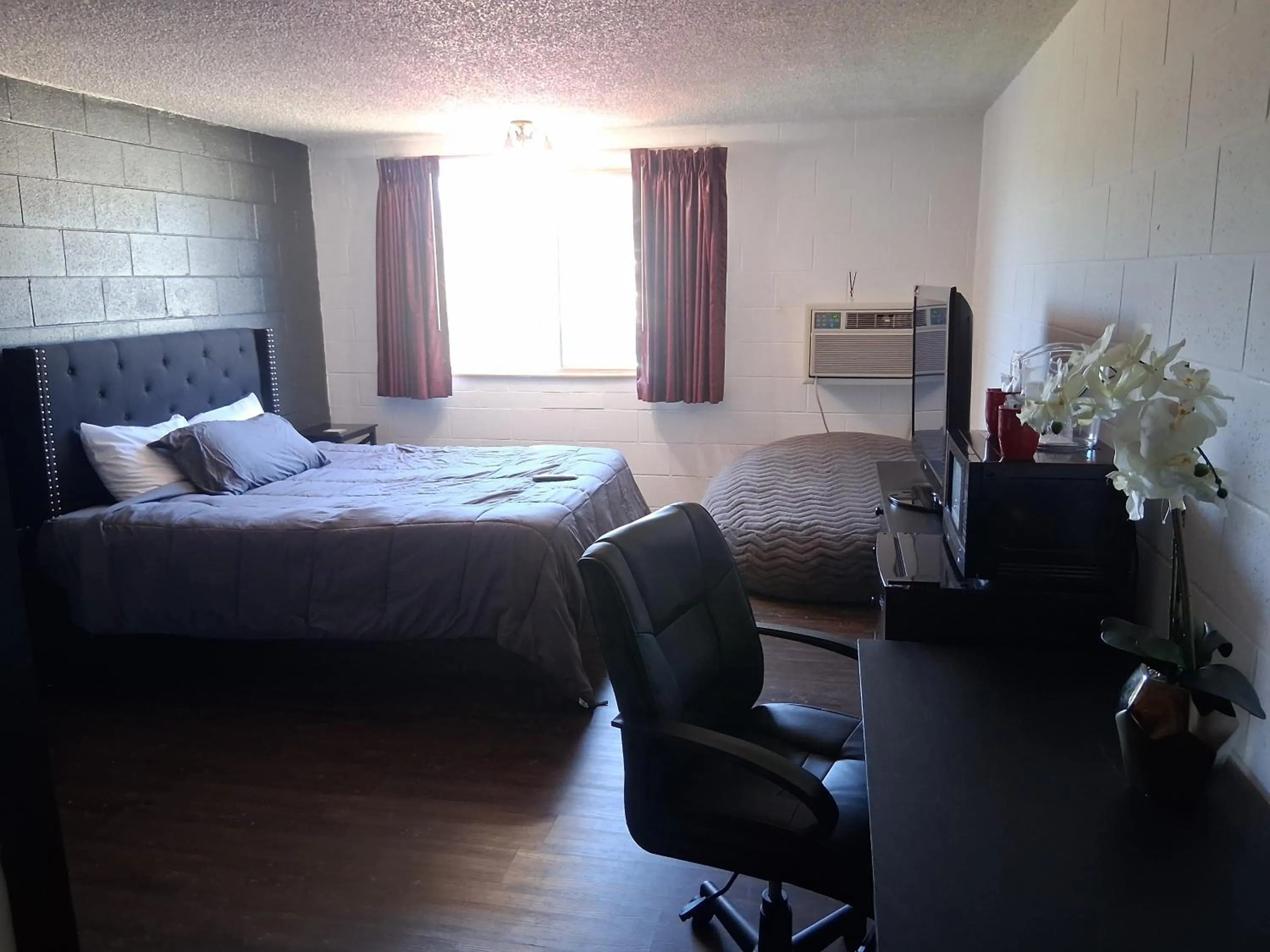 Bed in The Pines Motel