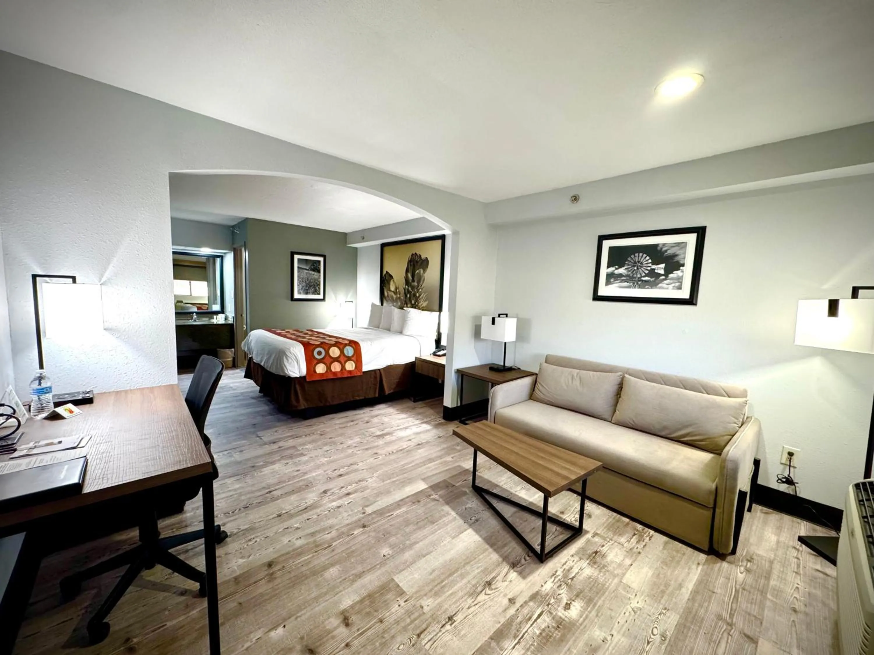 Super 8 by Wyndham Clovis