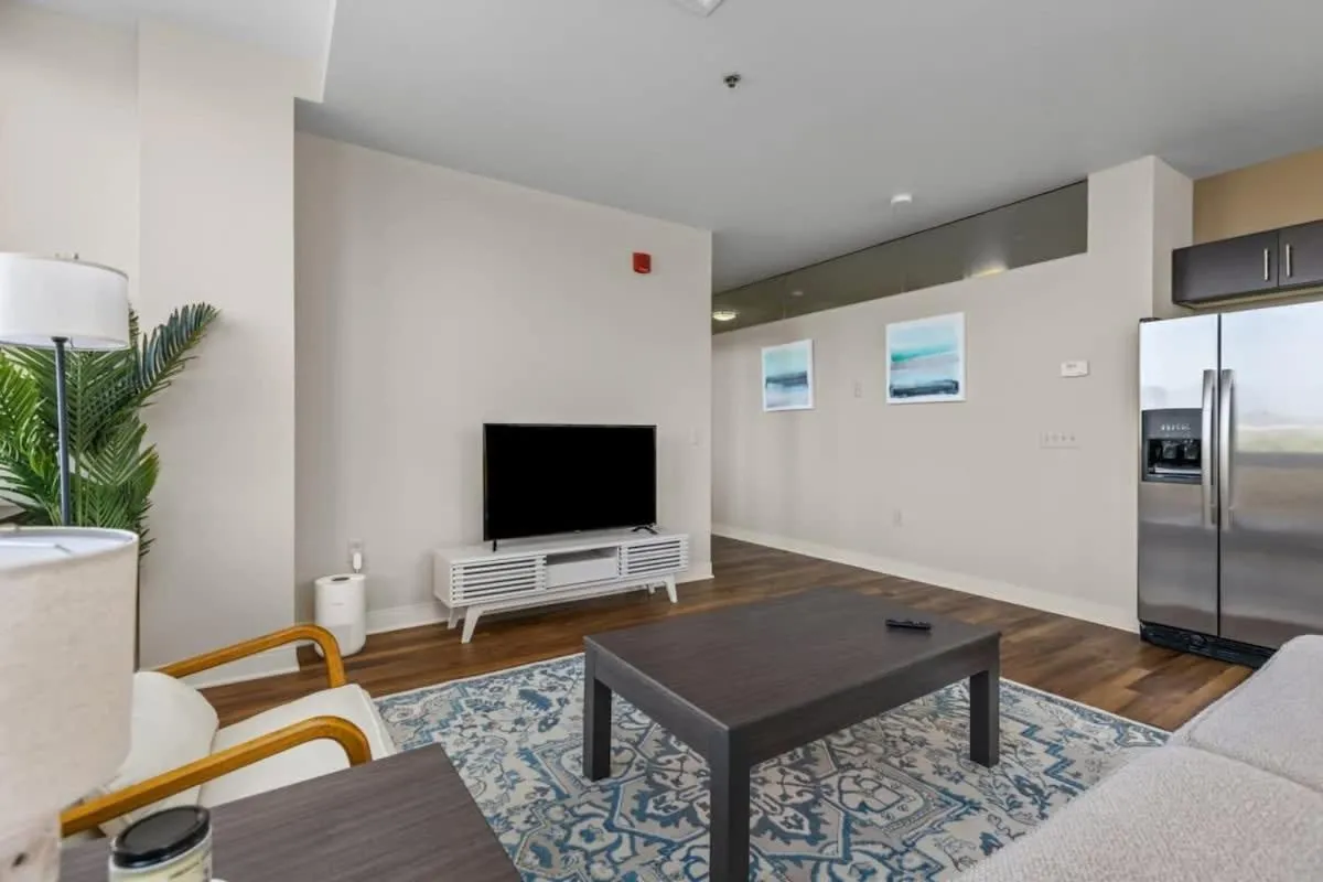 2BR Downtown Apartment with Gym & Deck