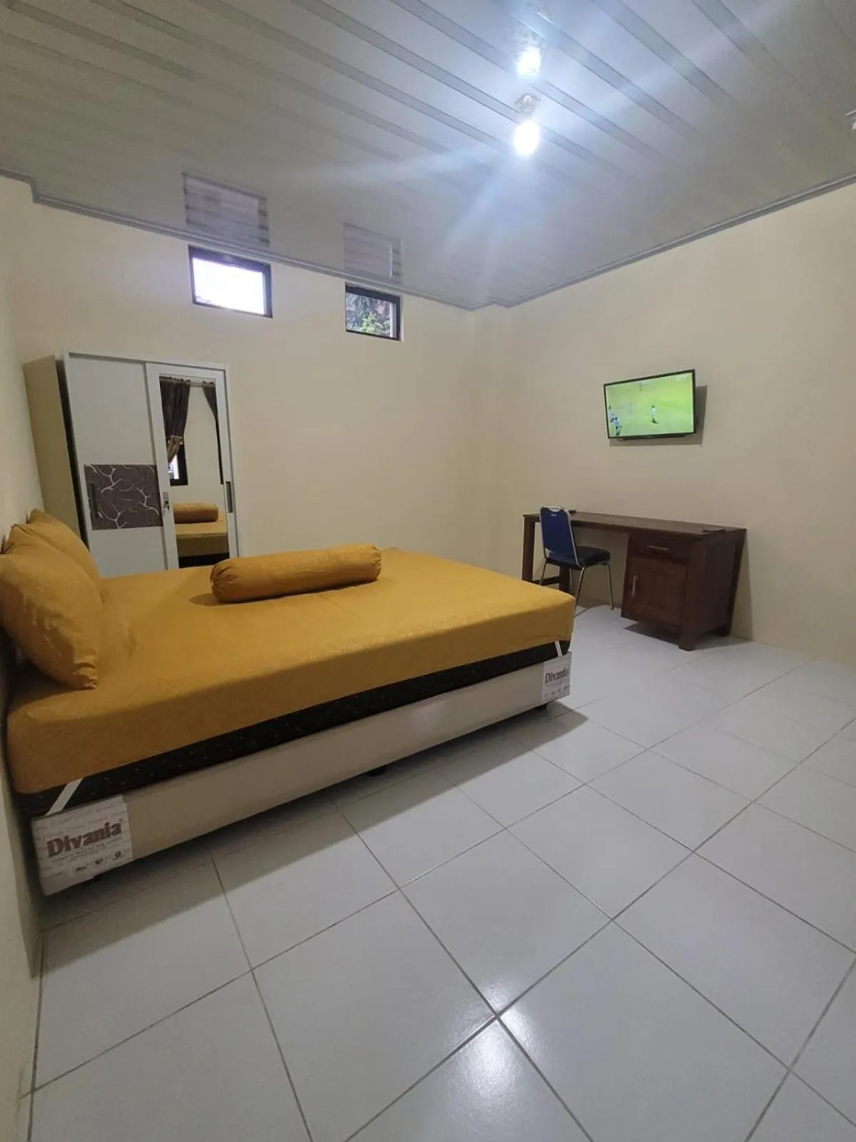 View (from property/room), Bed in Solo Nadamax City Guest House Syariah