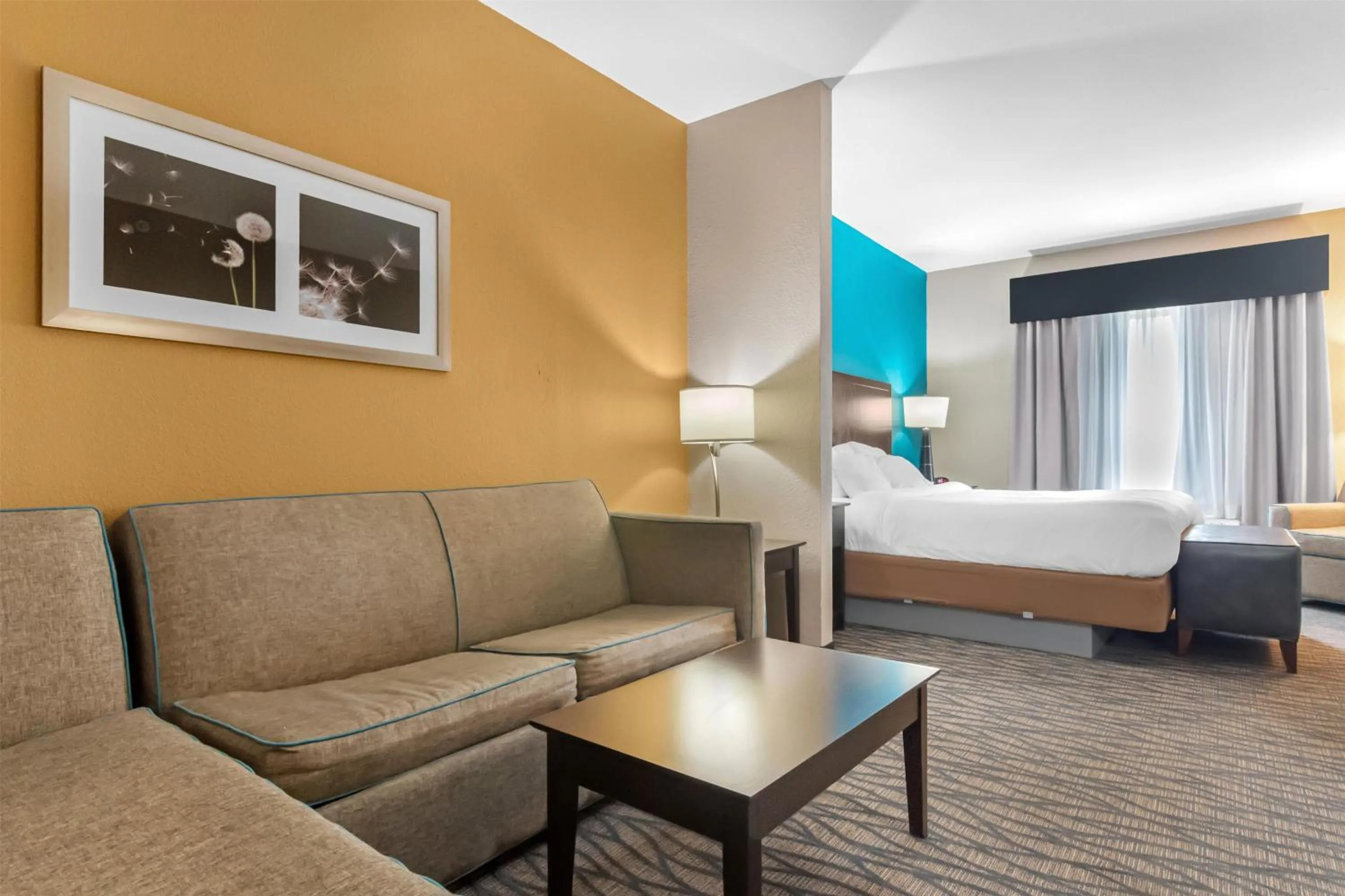 Bedroom, Bed in Best Western Plus Hiawatha Hotel