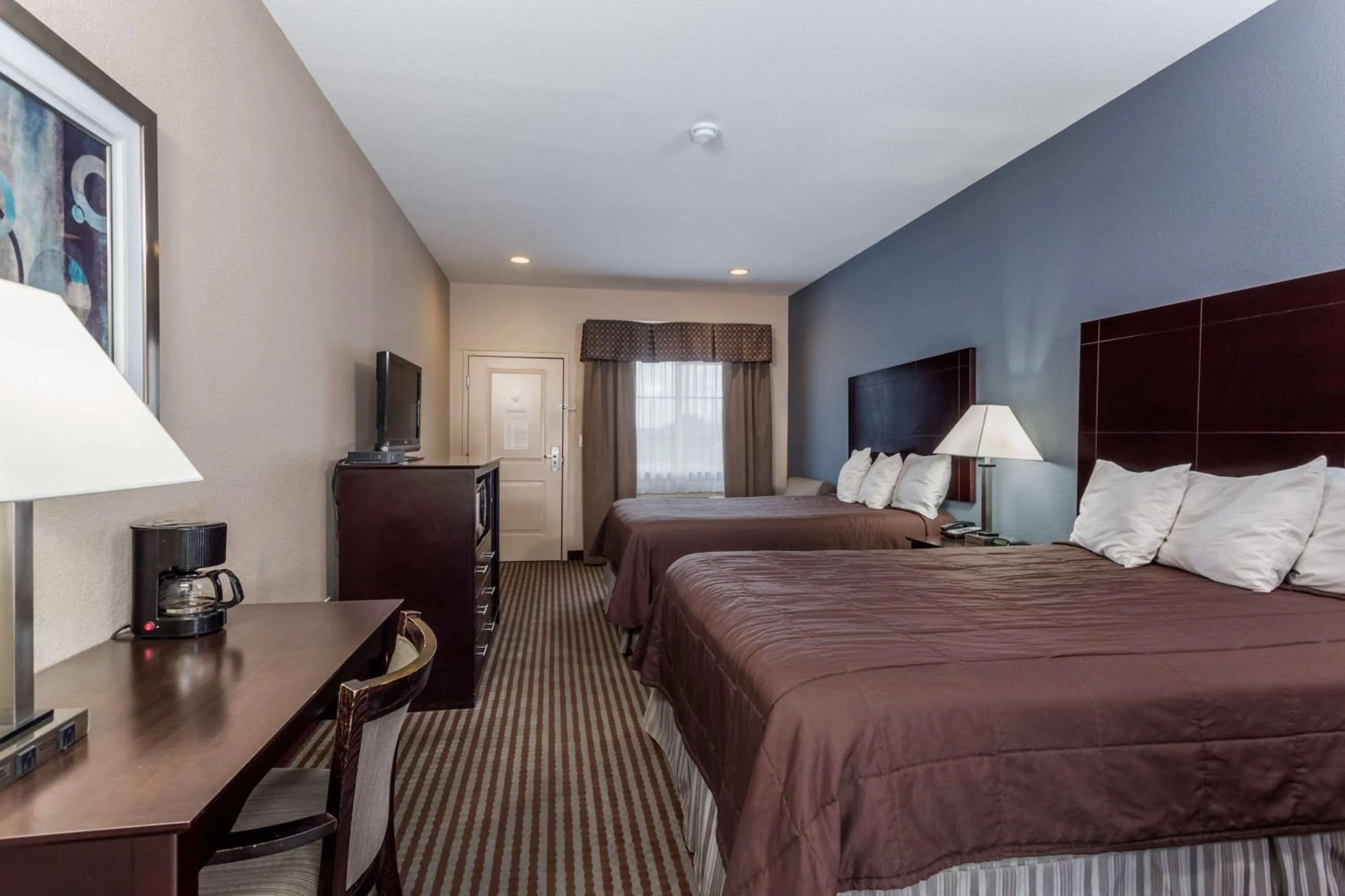 Photo of the whole room, Bed in Atria Inn & Suites