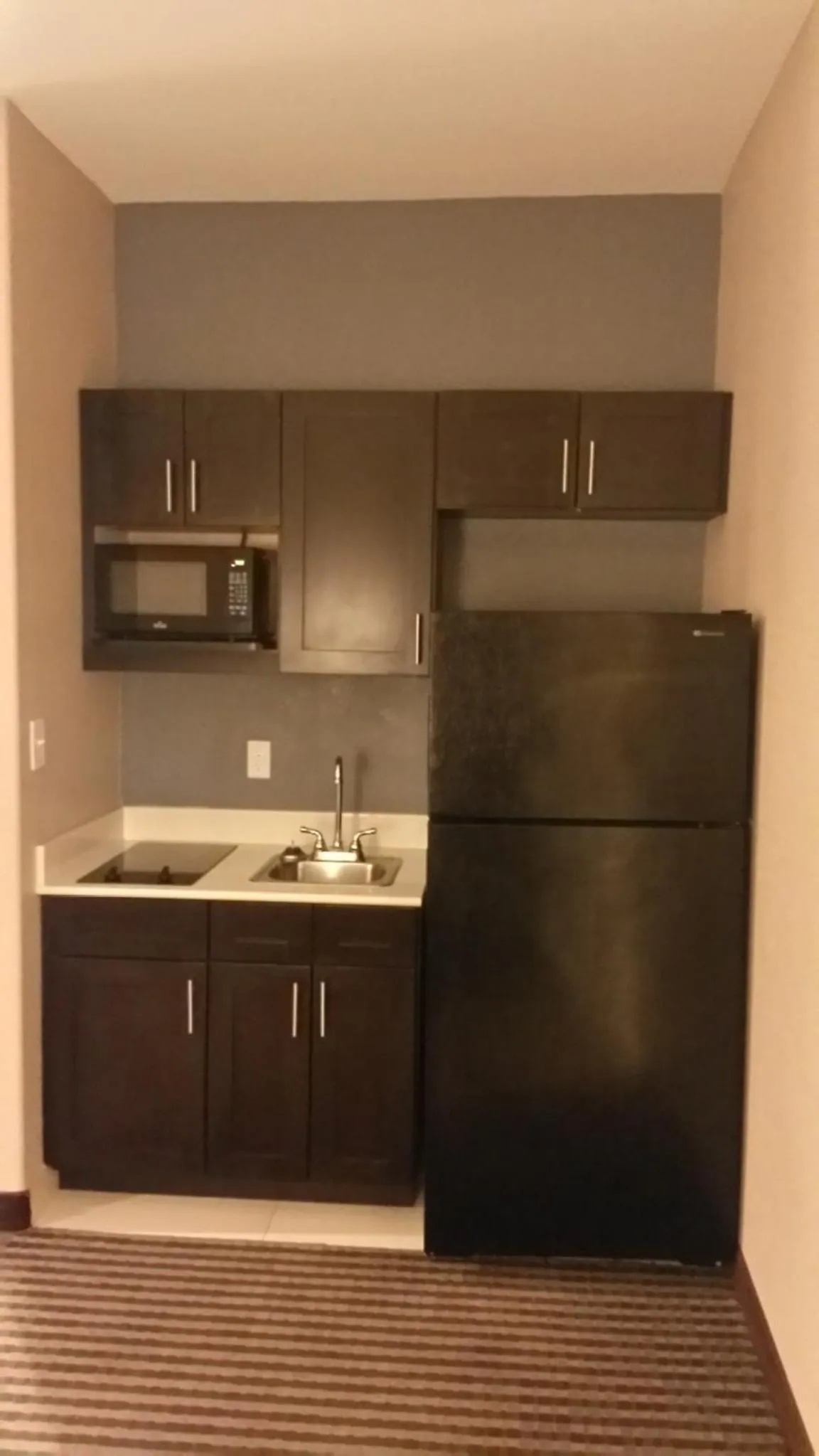 Kitchen or kitchenette in Atria Inn & Suites