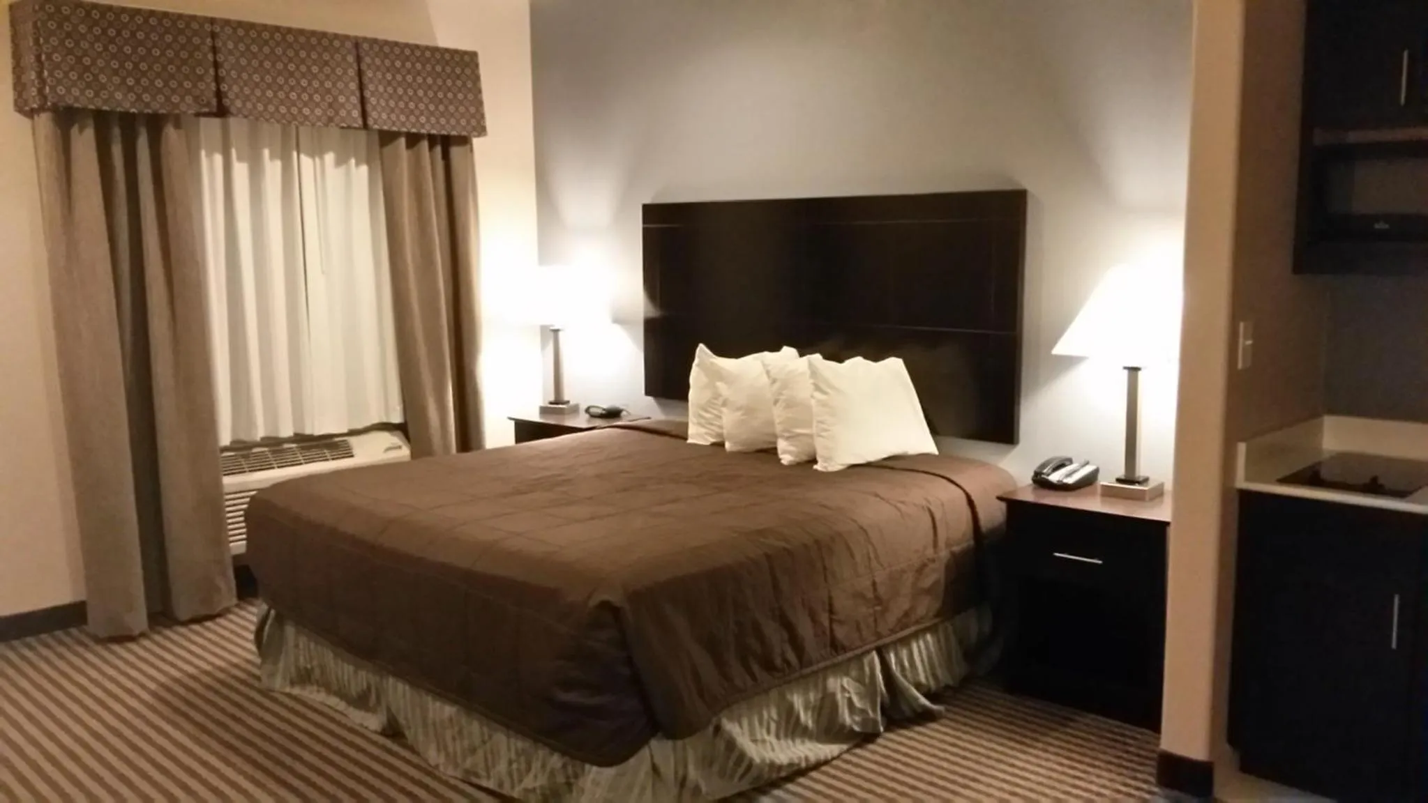 Bed in Atria Inn & Suites