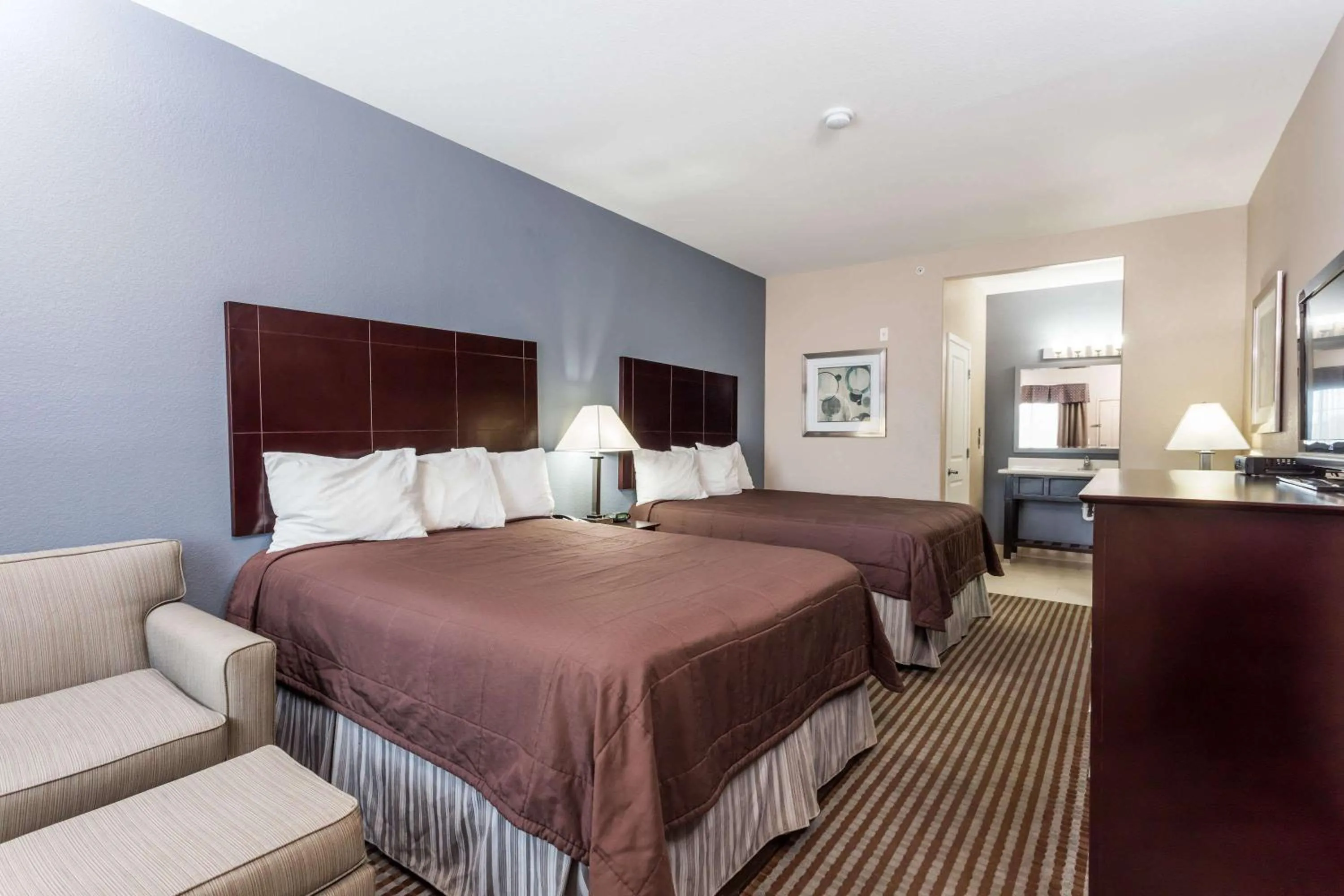 Photo of the whole room, Bed in Atria Inn & Suites