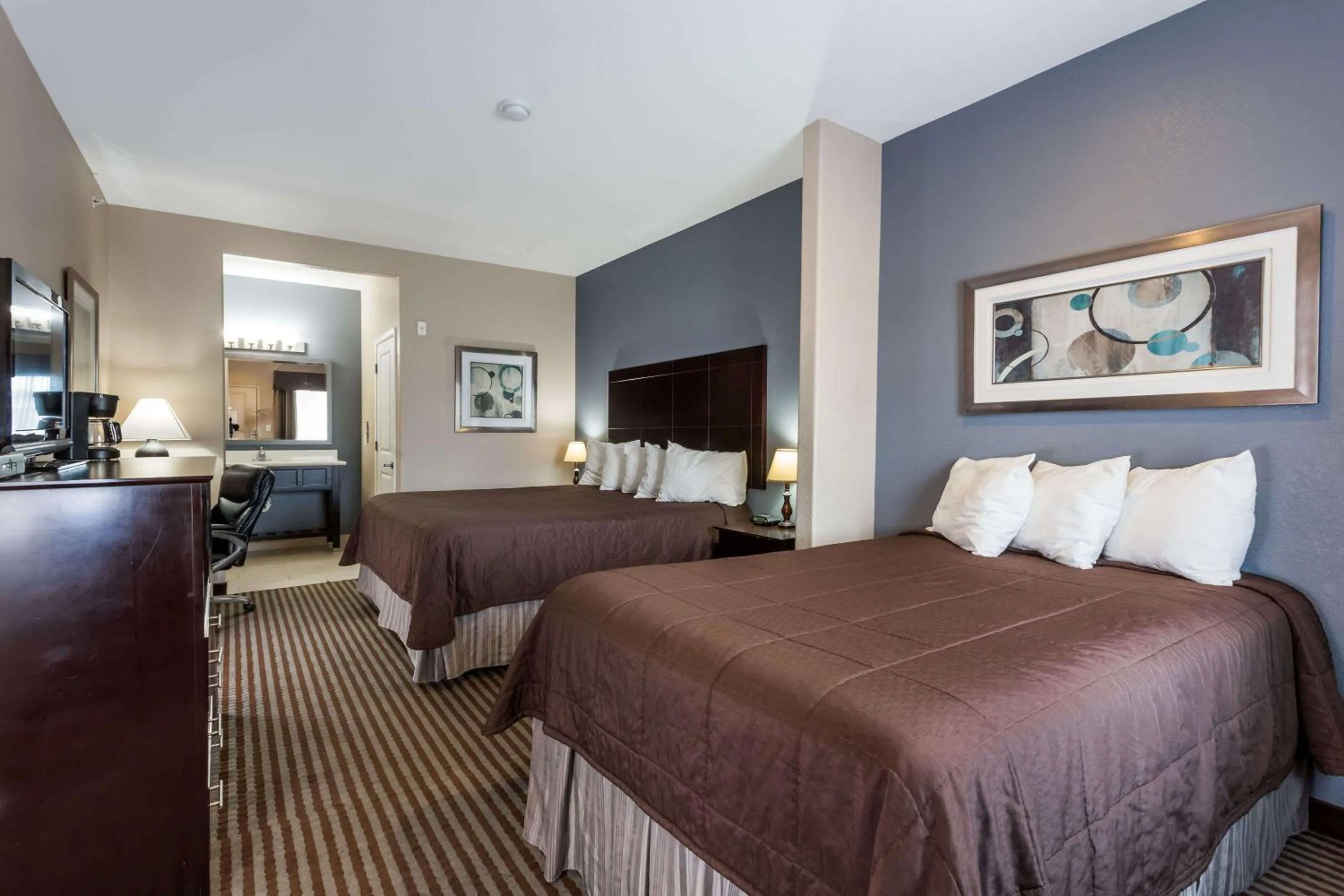 Photo of the whole room, Bed in Atria Inn & Suites