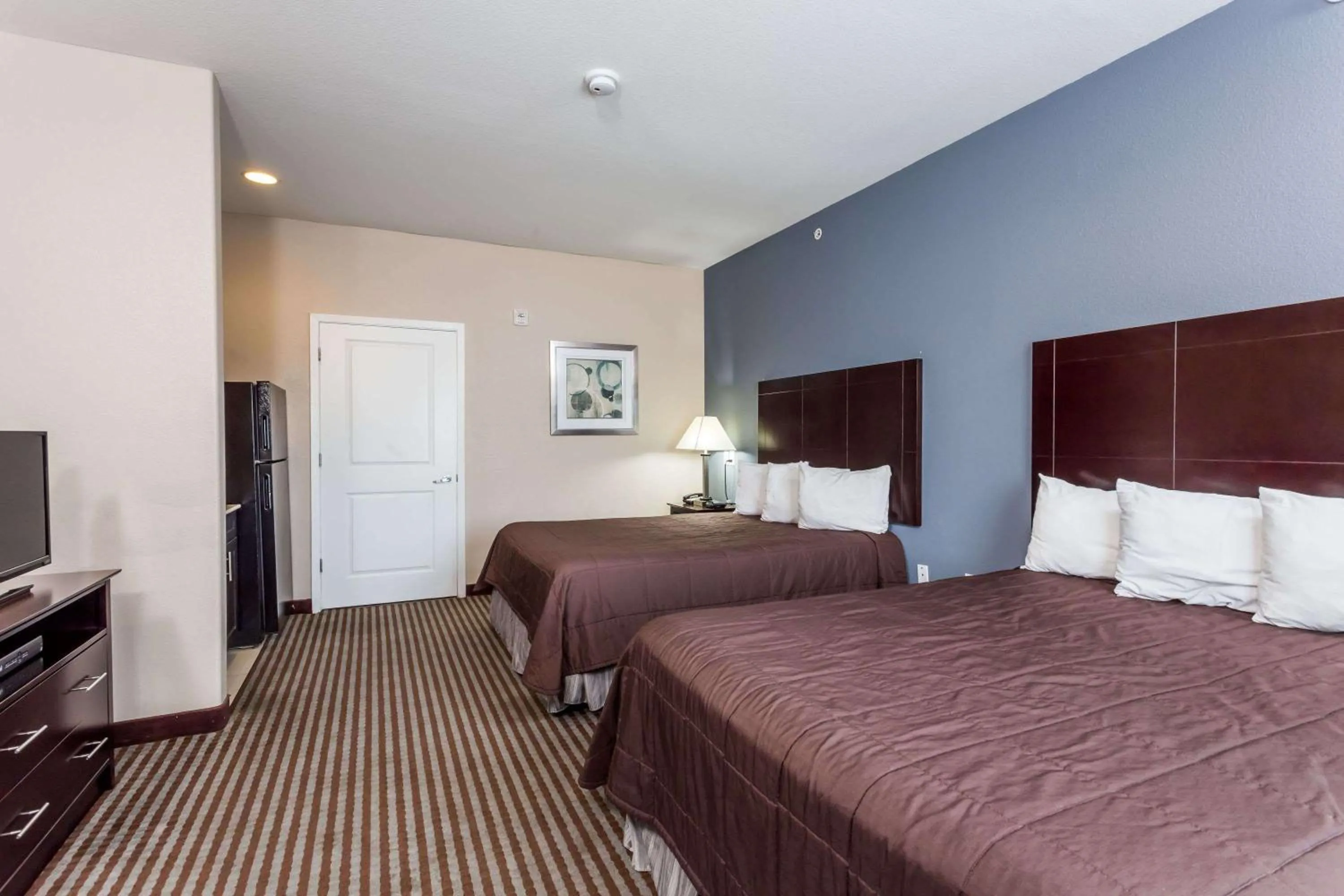 Photo of the whole room, Bed in Atria Inn & Suites