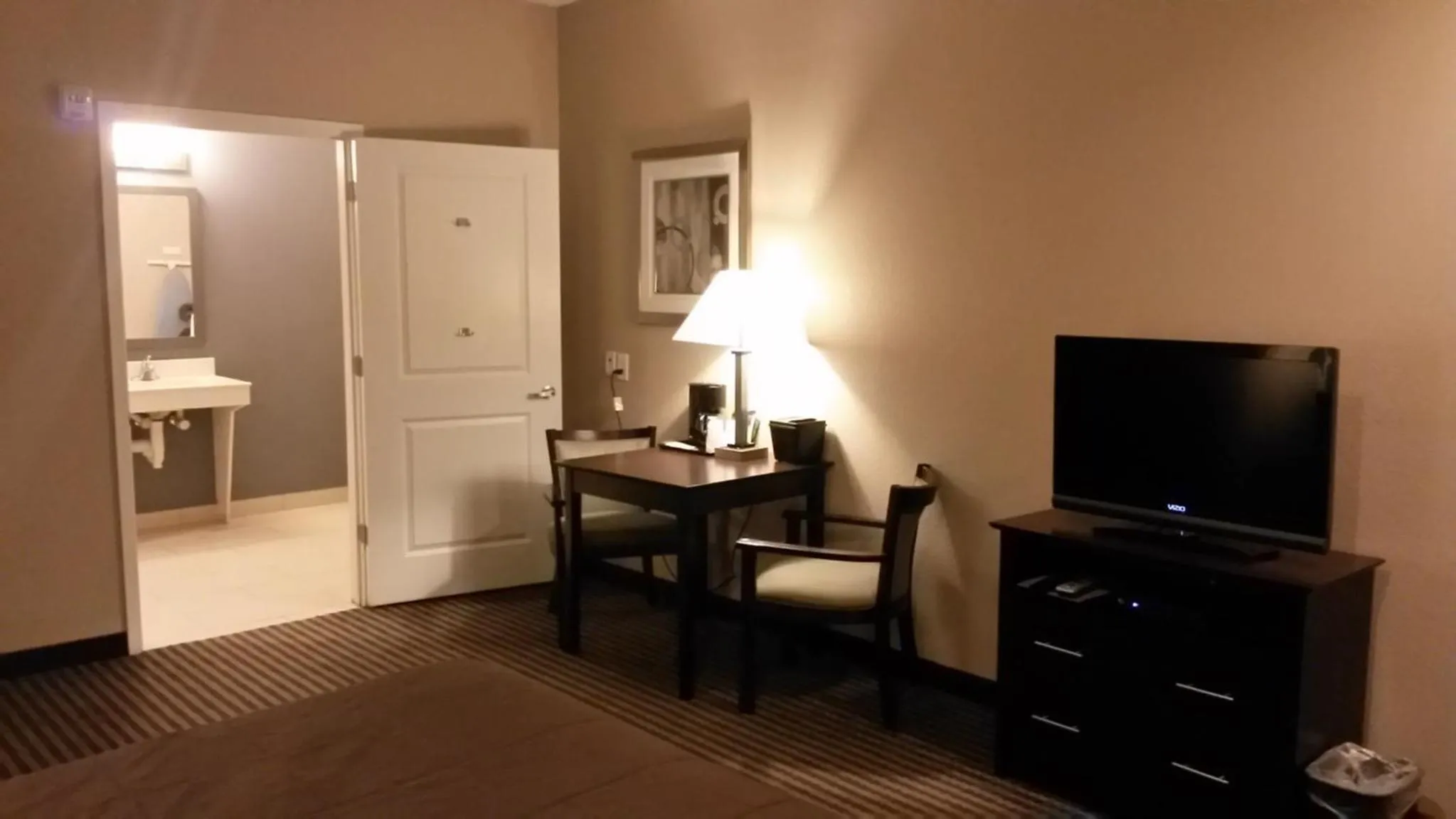TV and multimedia in Atria Inn & Suites