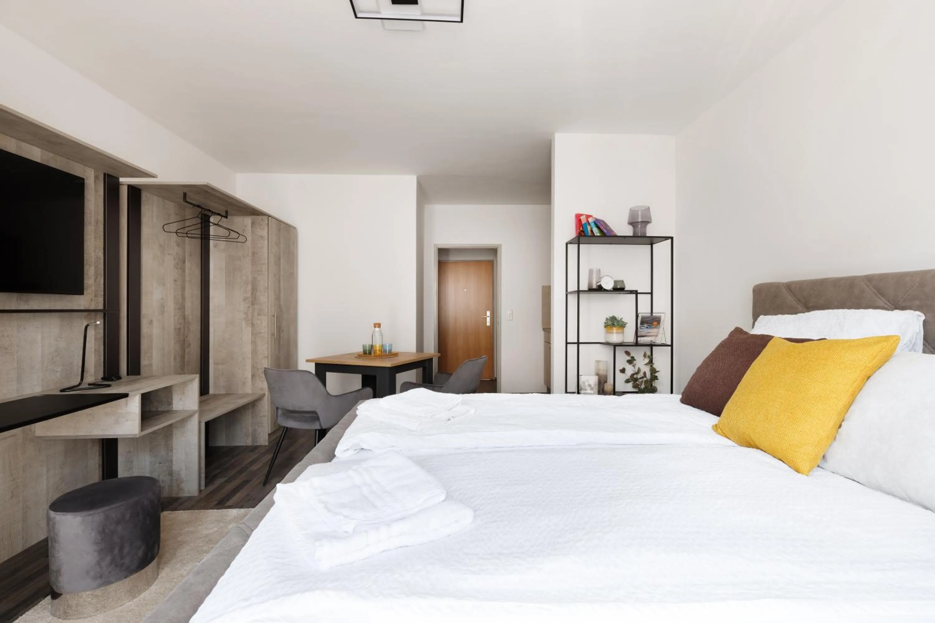 Living room, Bed in NEU! Apartment mit Klimaanlage, nahe Hauptbahnhof