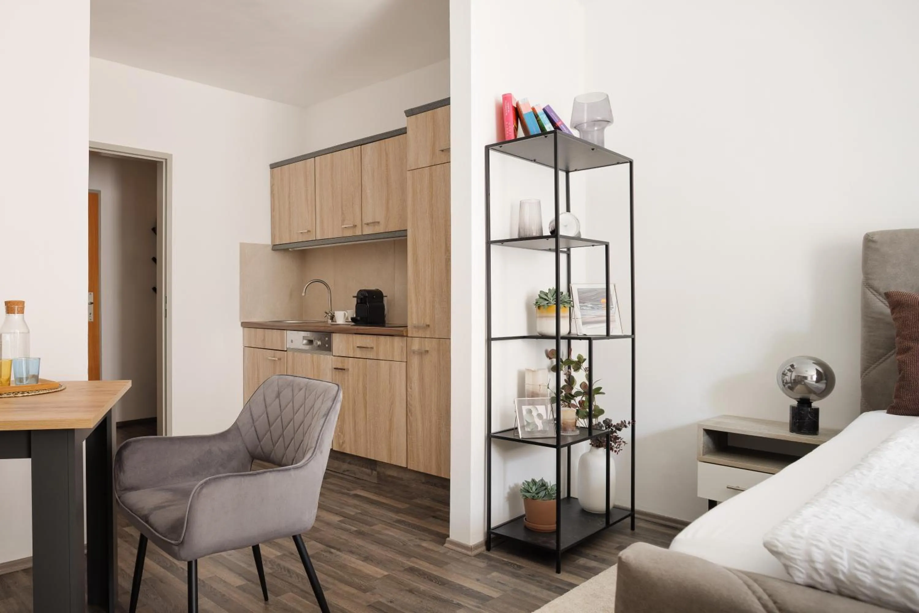 Kitchen or kitchenette, Bed in NEU! Apartment mit Klimaanlage, nahe Hauptbahnhof