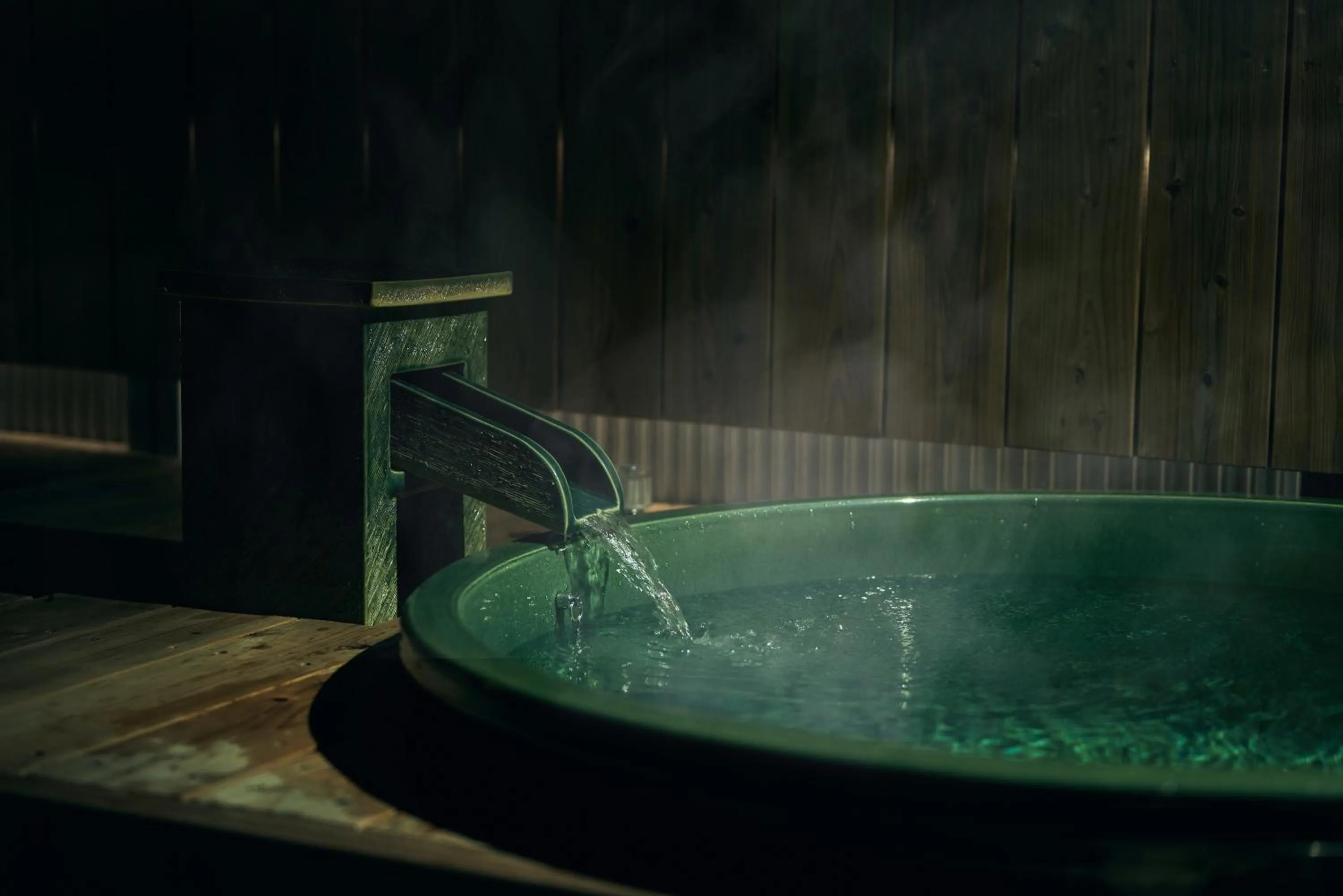 Hot Tub in BLANC FUJI