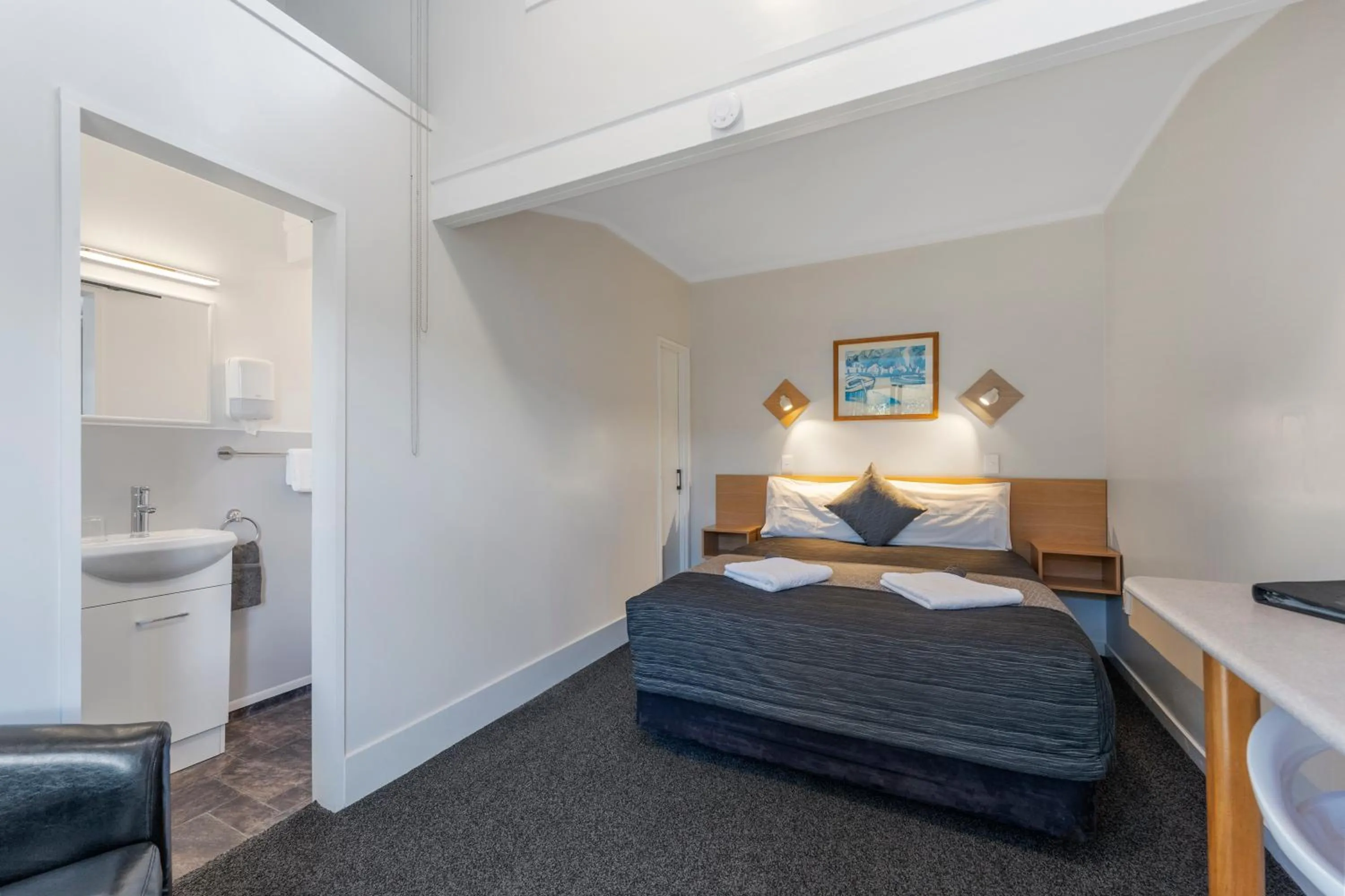 Photo of the whole room, Bed in Central Inn Taupo