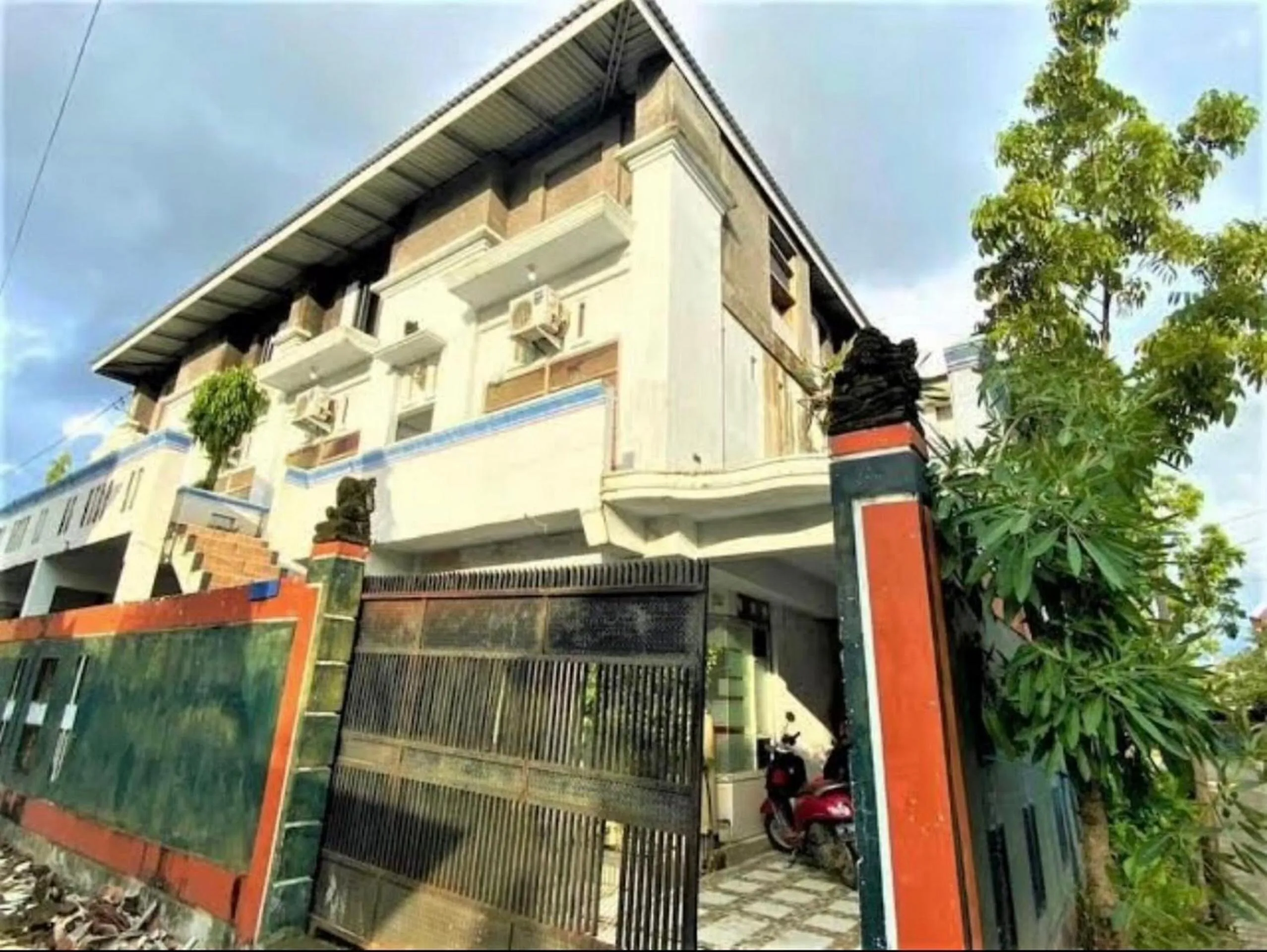 Facade/entrance in Hotel O Wisma Aliyah Near Sidrap