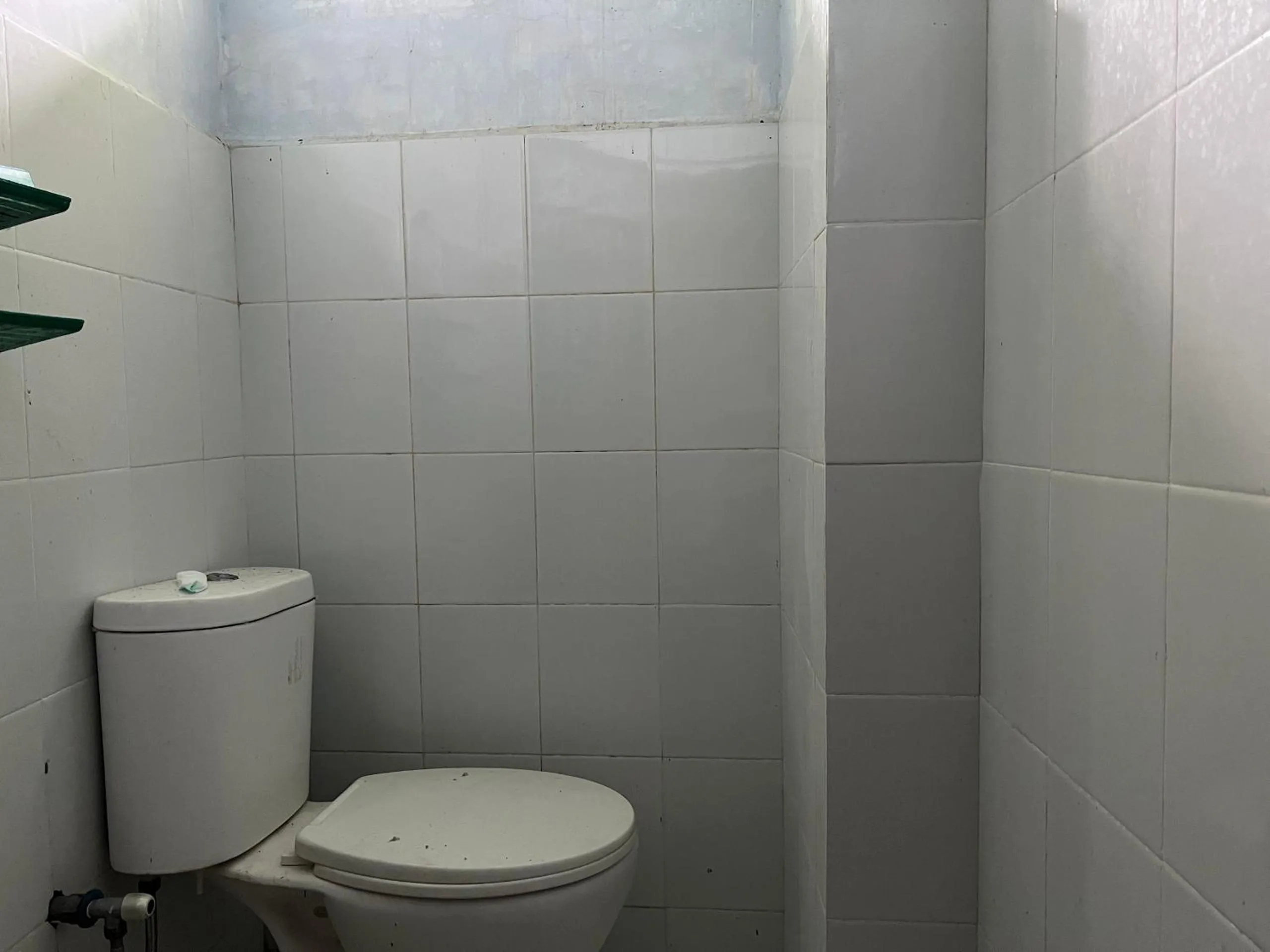 Bathroom in Hotel O Wisma Aliyah Near Sidrap