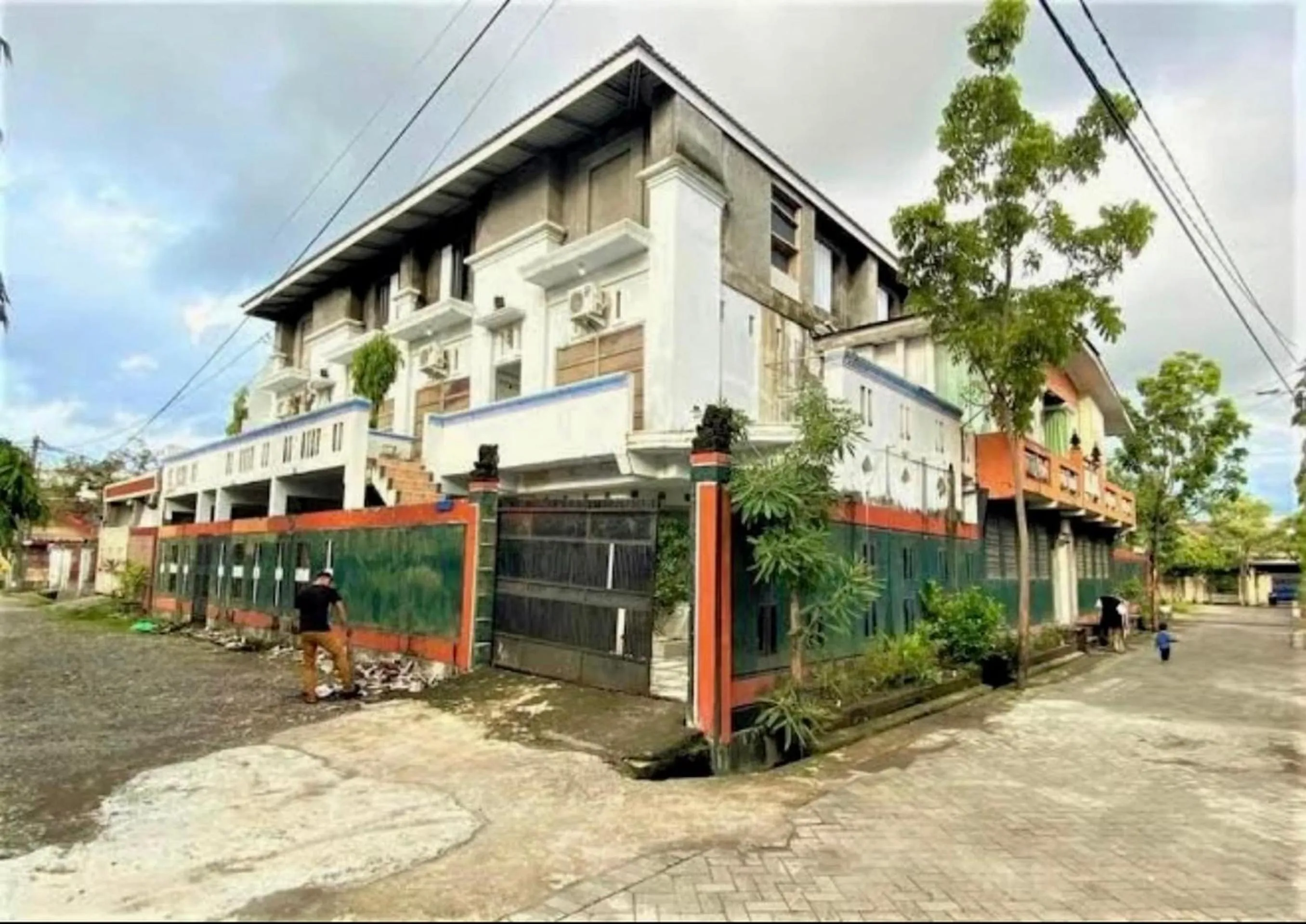 Facade/entrance in Hotel O Wisma Aliyah Near Sidrap