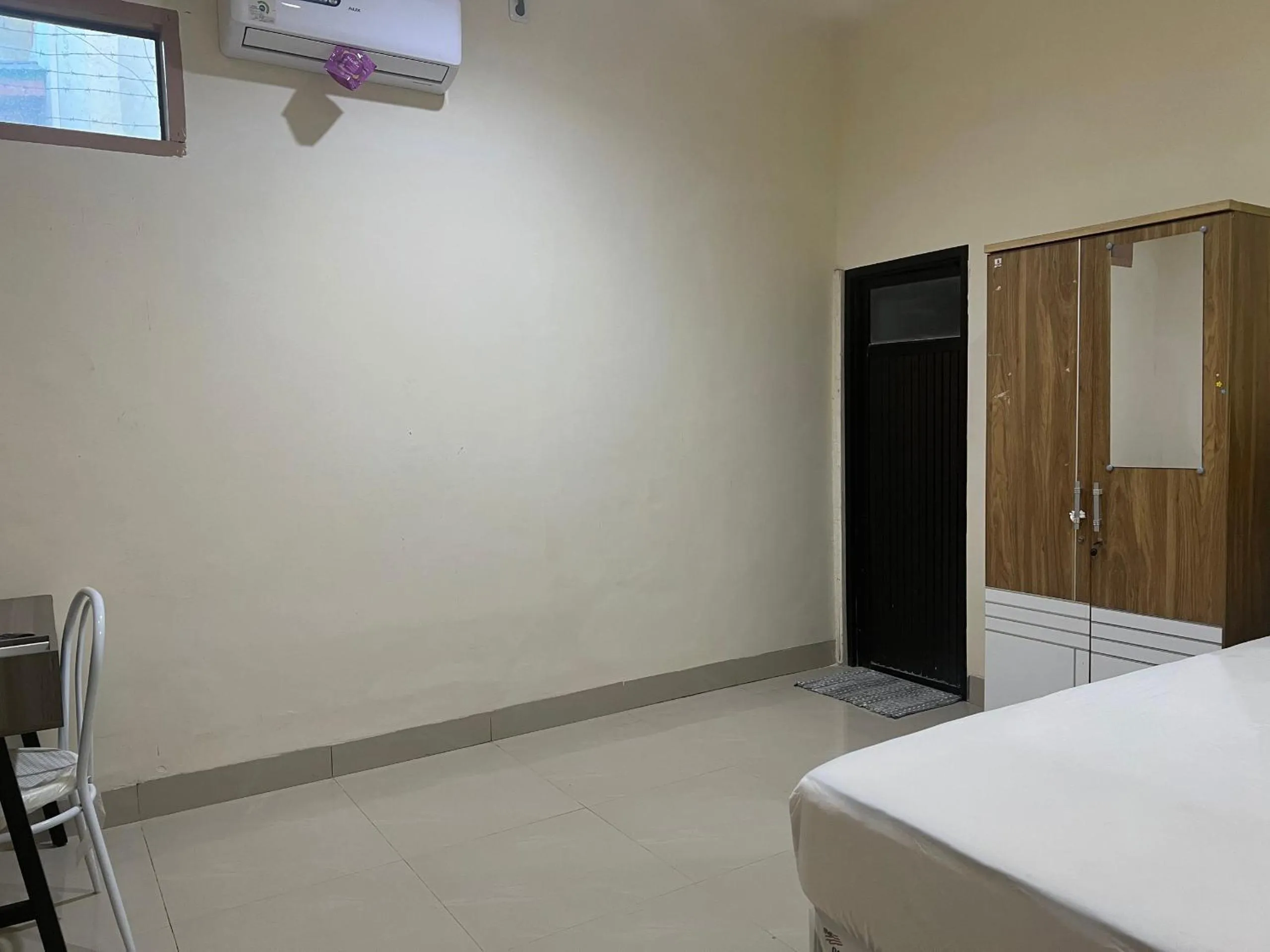 Bedroom, Bed in Hotel O Wisma Aliyah Near Sidrap