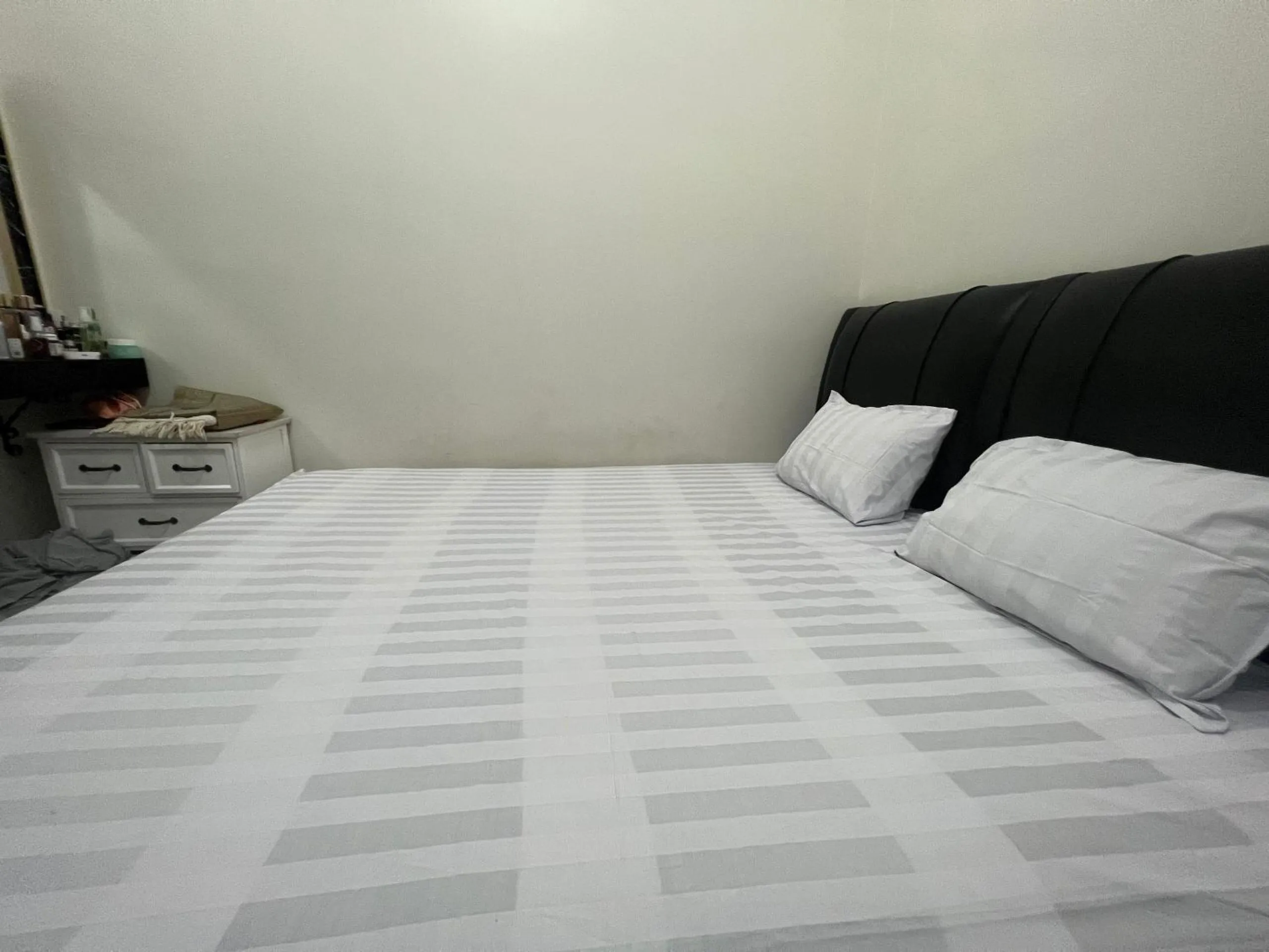 Bedroom, Bed in Hotel O Wisma Aliyah Near Sidrap