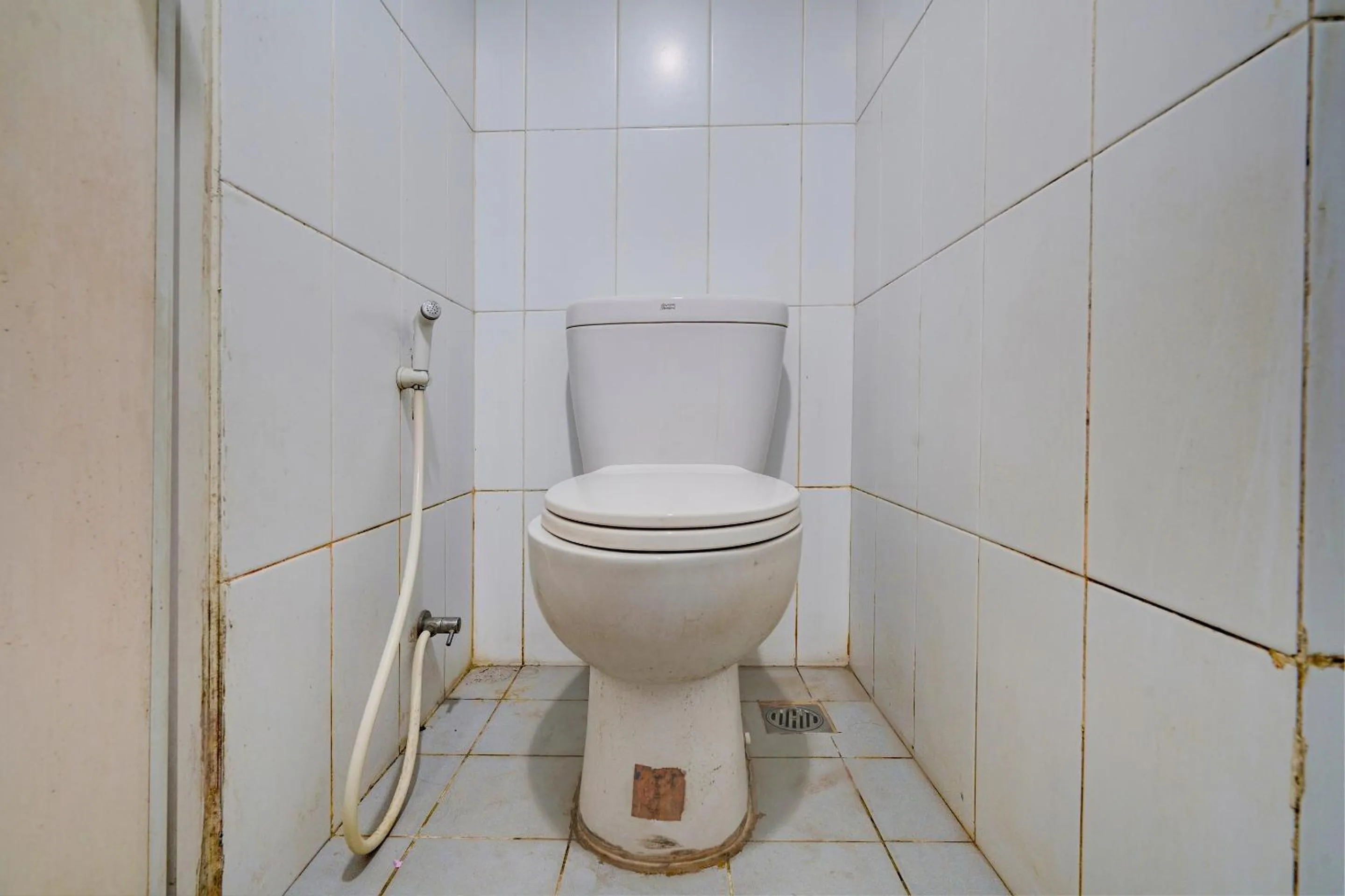 Bathroom in OYO Life 92874 Apartement Grand Sentraland Karawang By Red Dragon