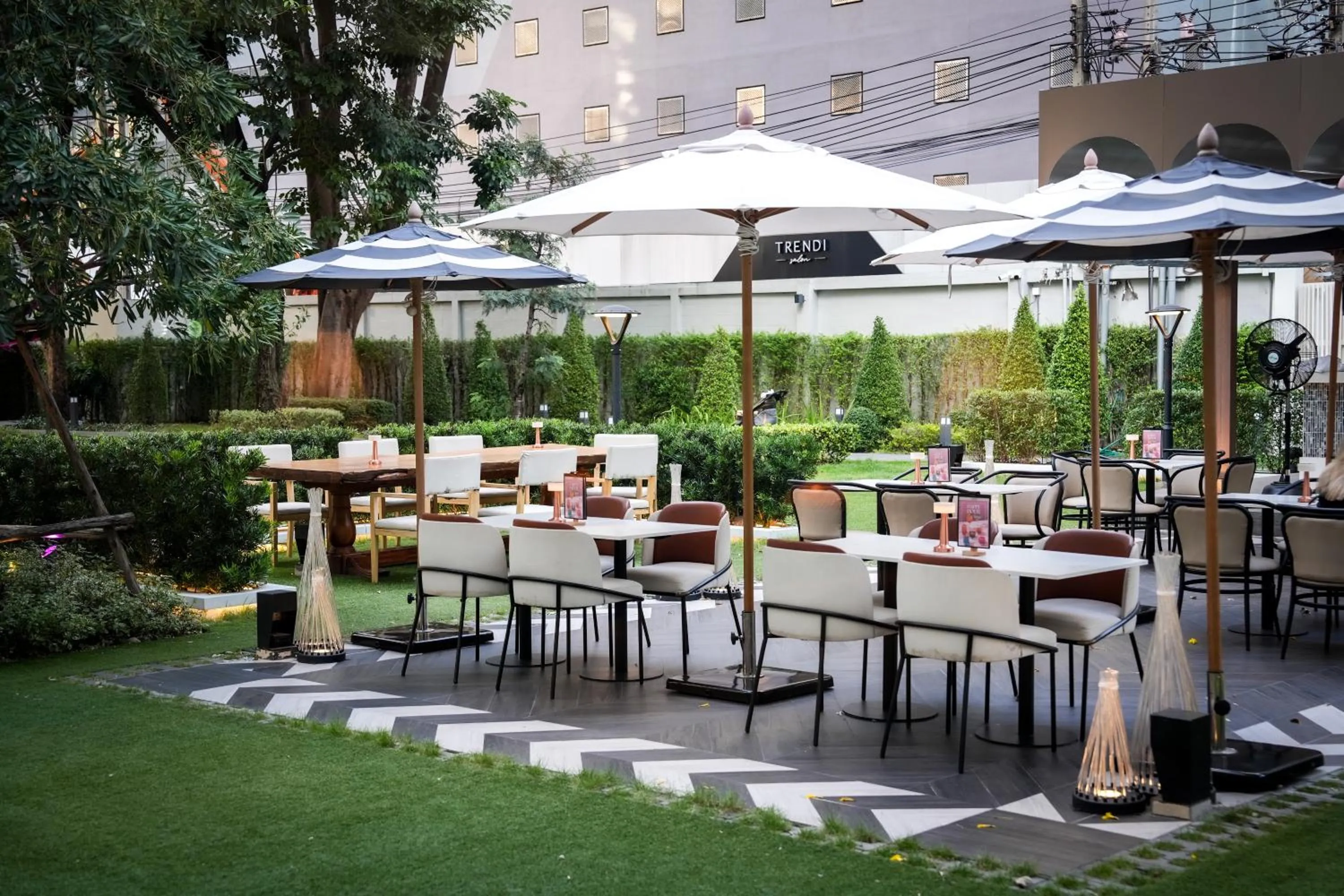 Restaurant/places to eat in Floral Court Hotel & Residence Sukhumvit 13