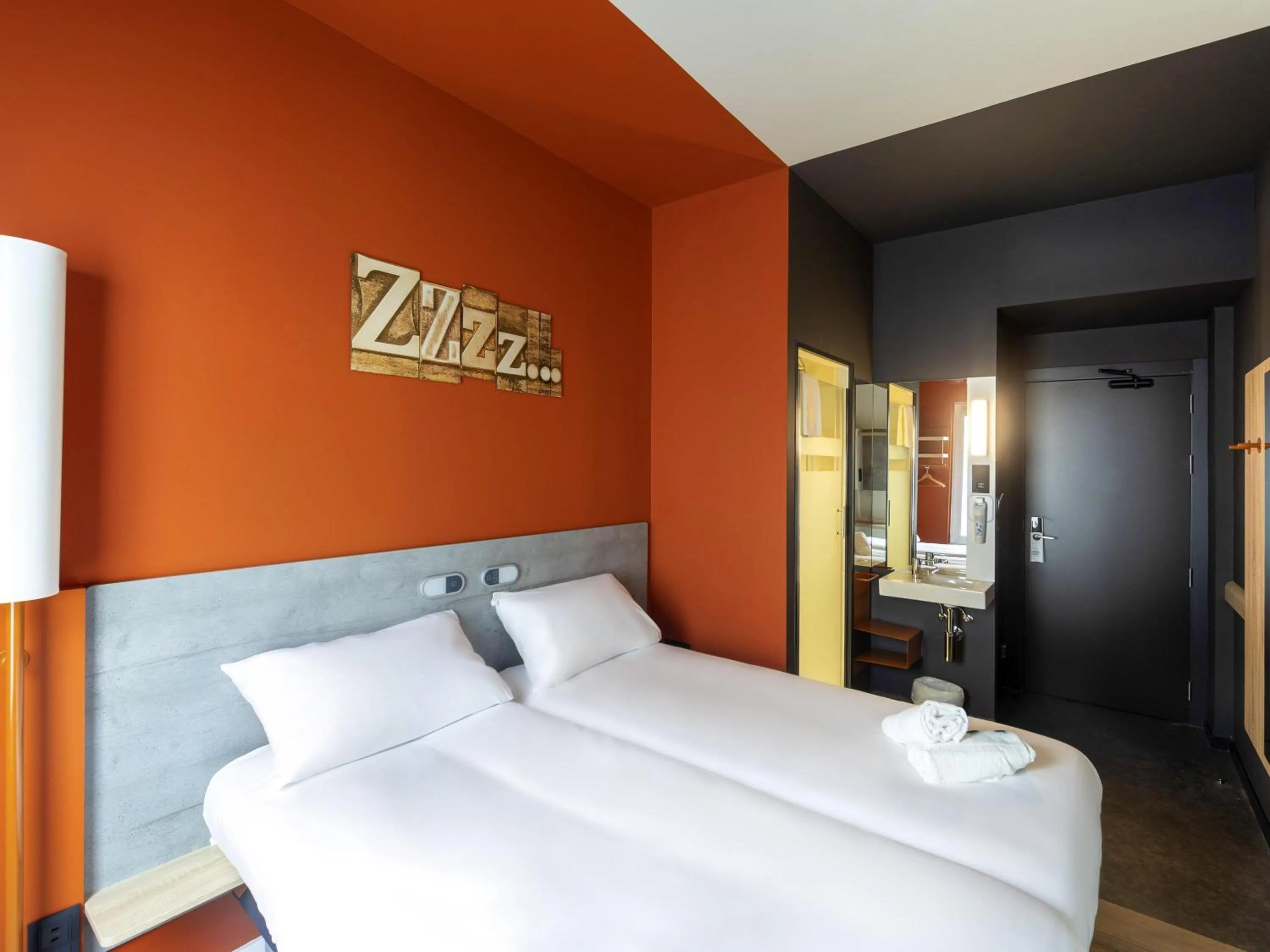 Bedroom, Bed in ibis budget Amboise