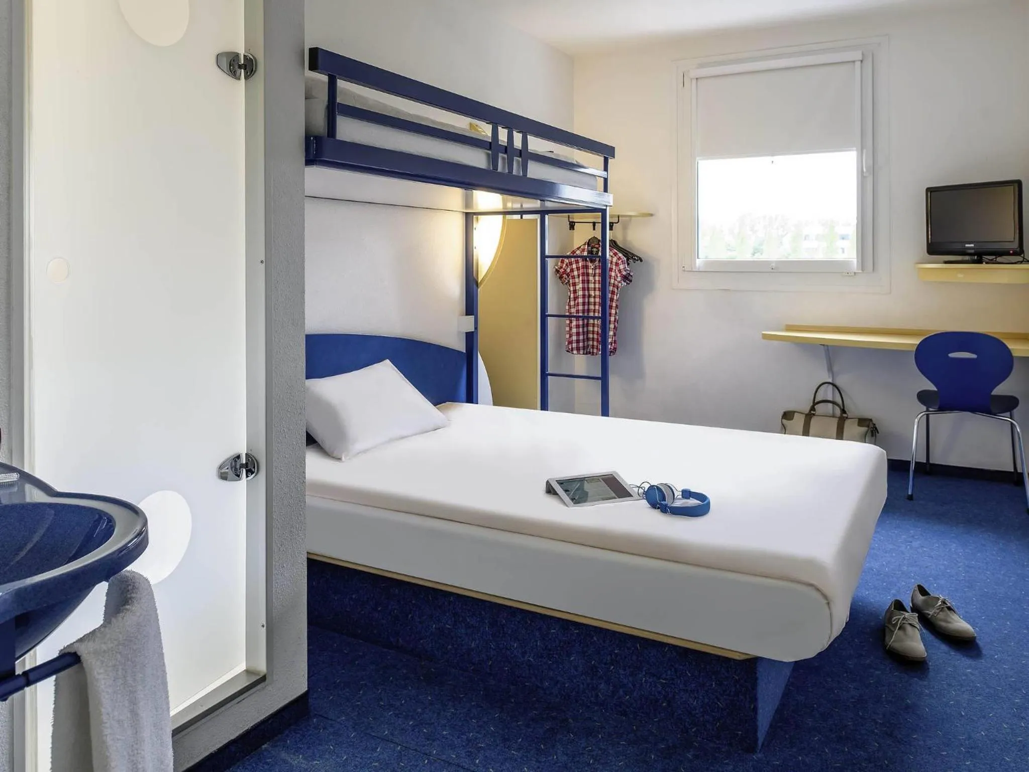 Bedroom, Bed in ibis budget Amboise