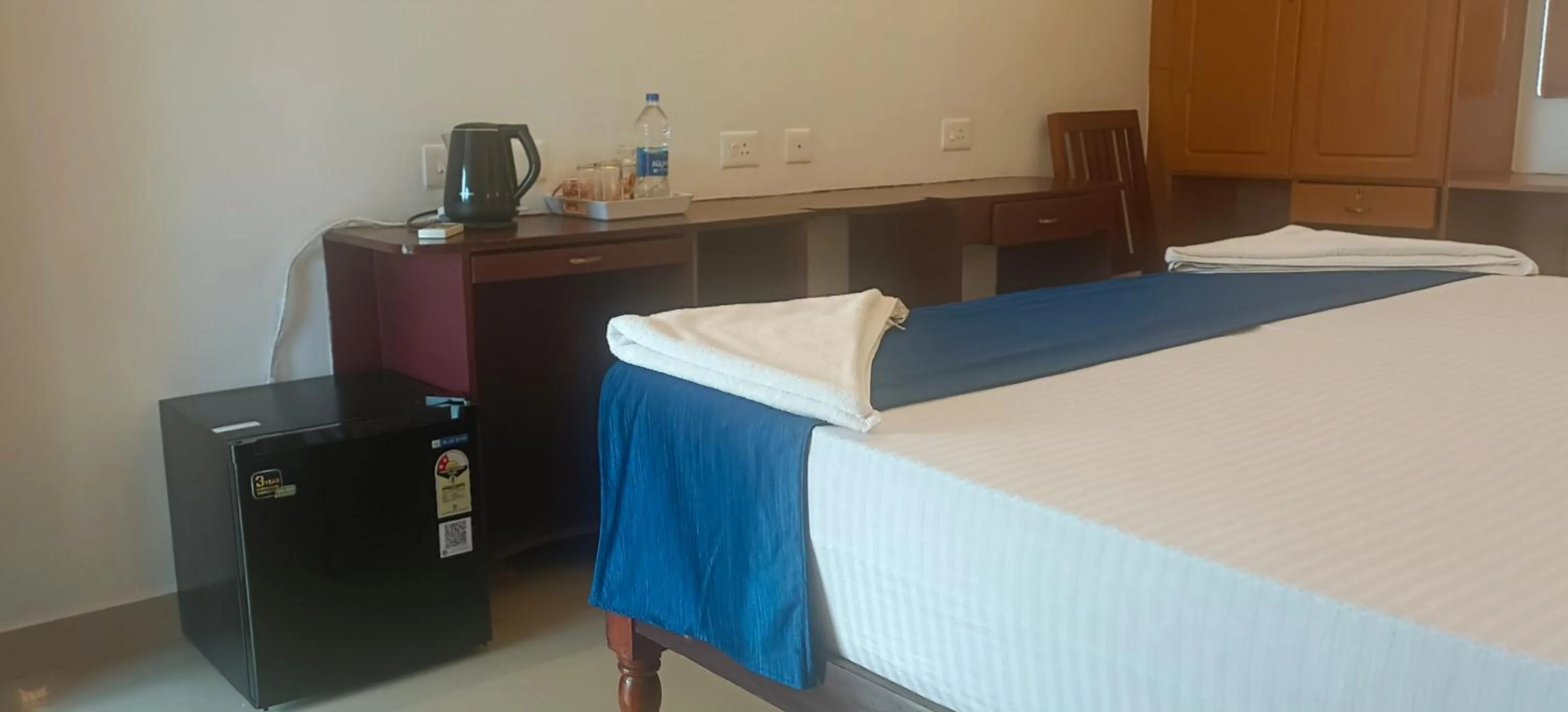 Bedroom, Bed in tippys beach resort