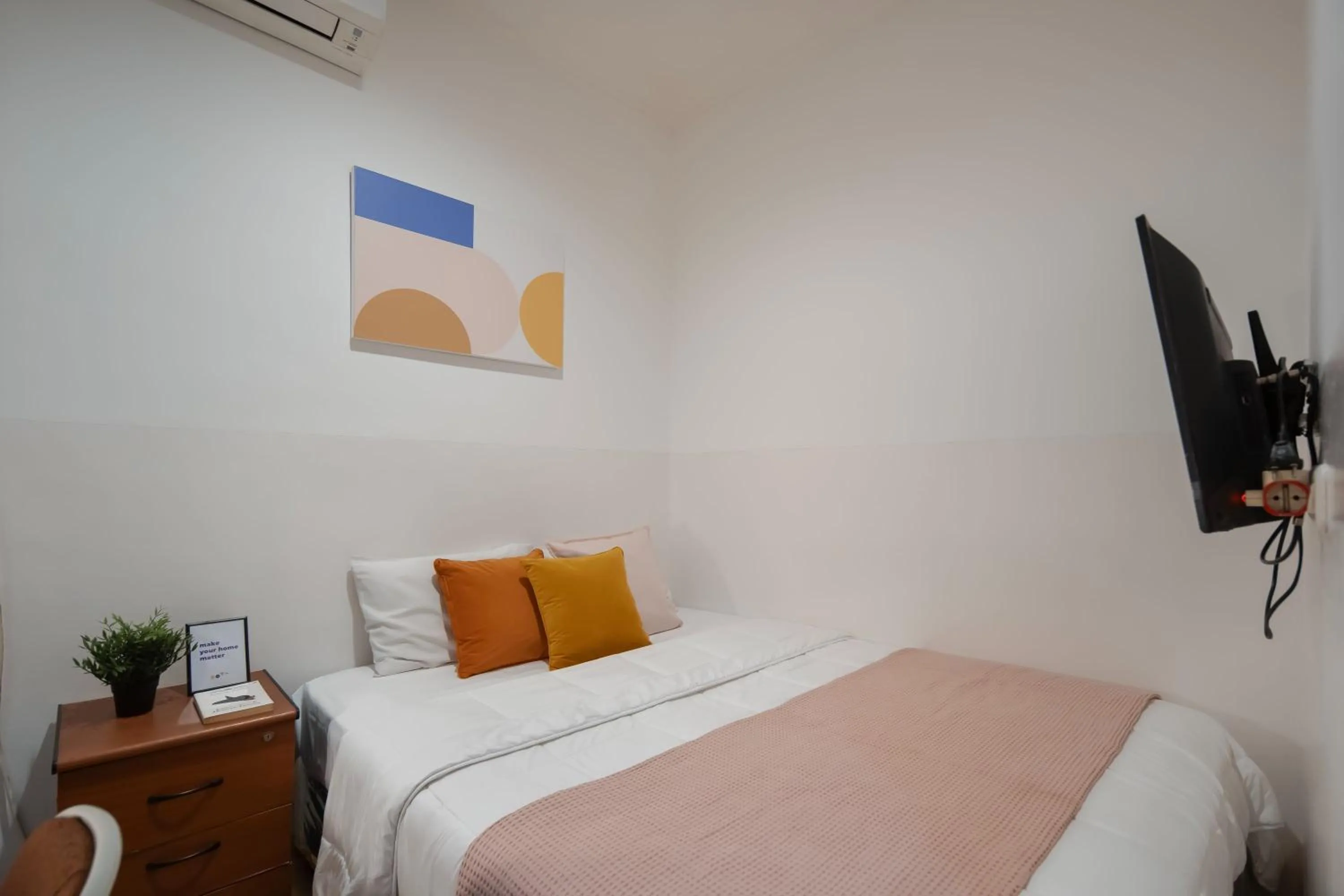 Bedroom, Bed in Cove Horizone