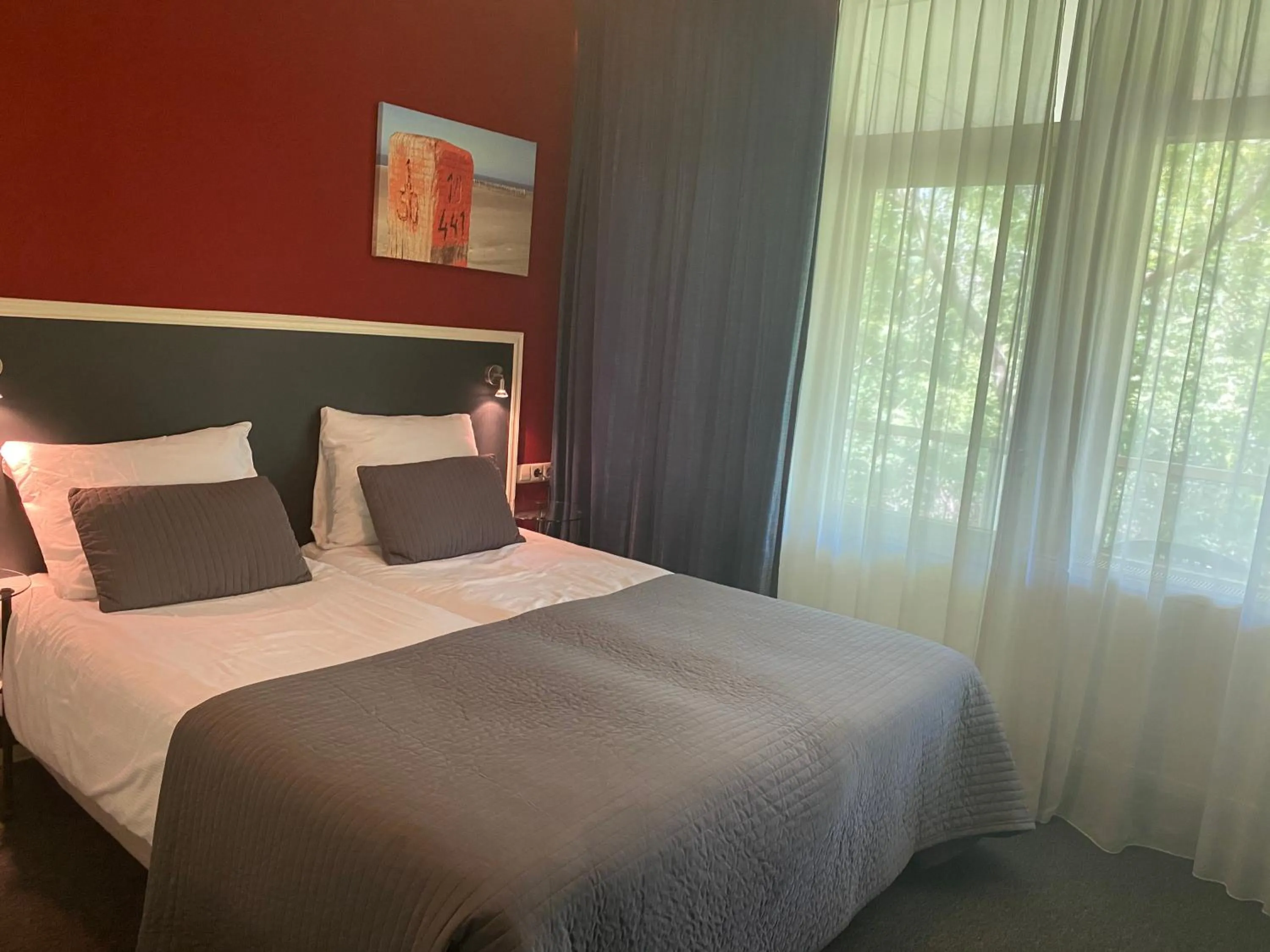 Communal lounge/ TV room, Bed in Fletcher Strandhotel Renesse