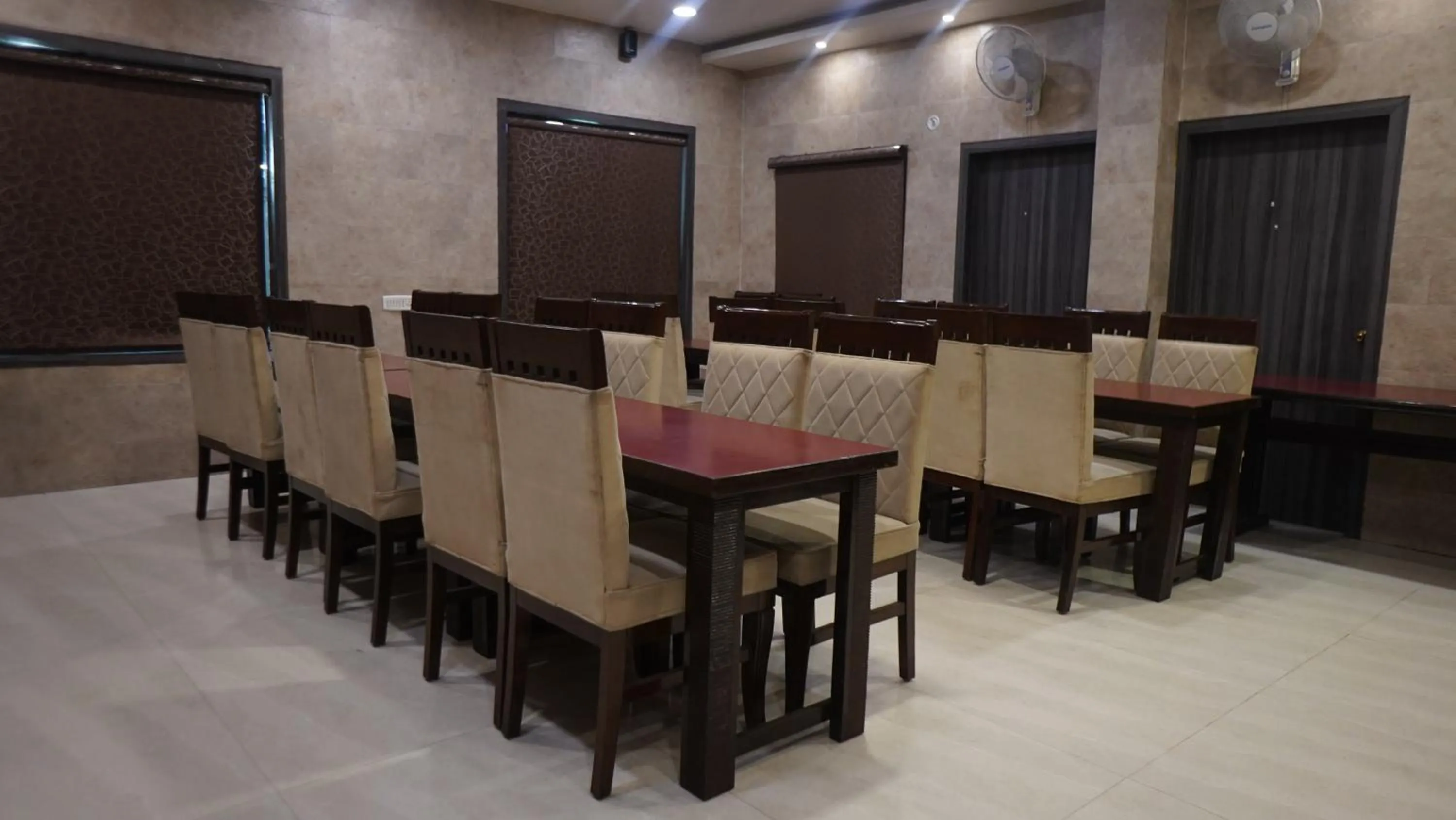 Restaurant/places to eat in Hotel Park Regency