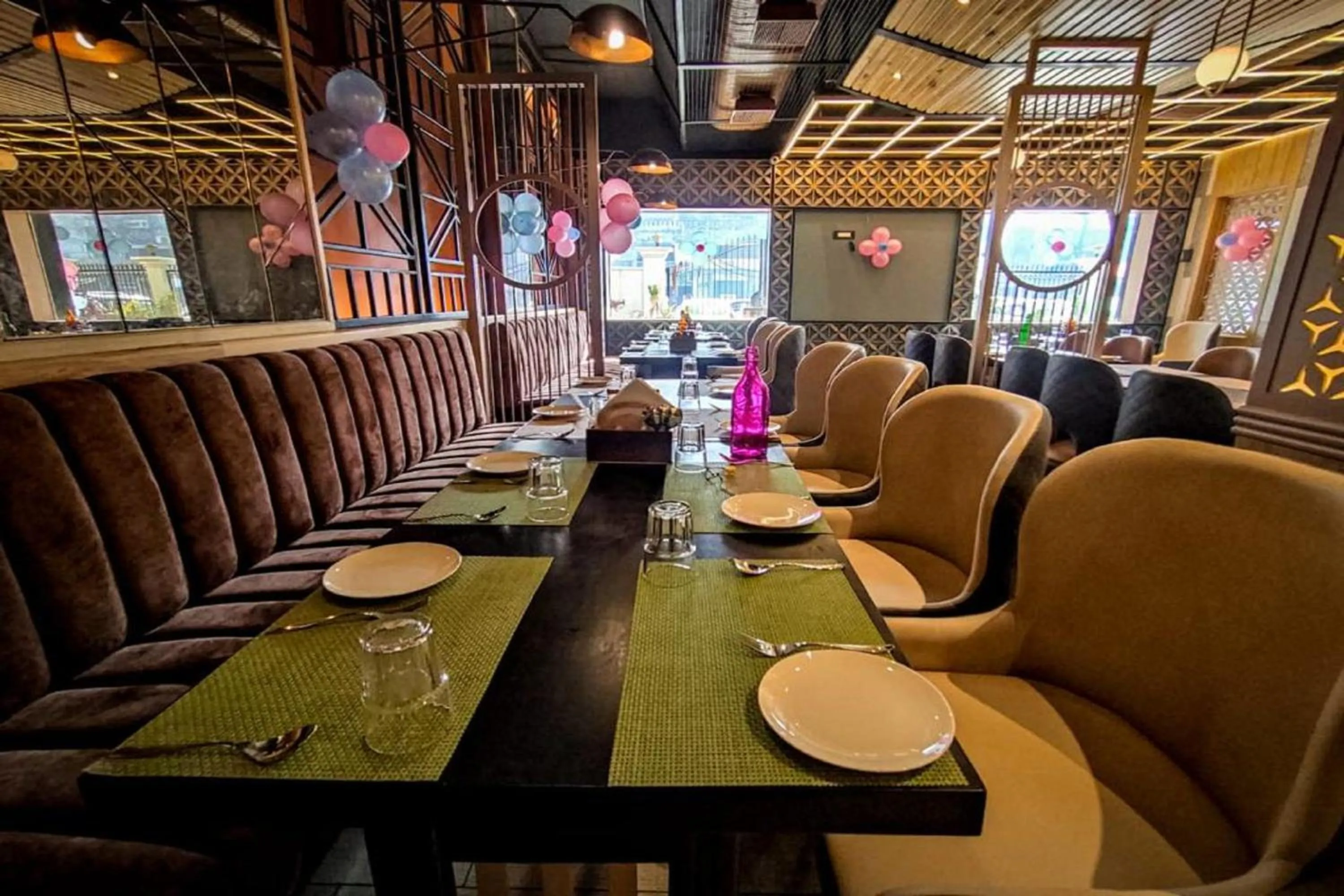 Restaurant/places to eat in Hotel Park Regency