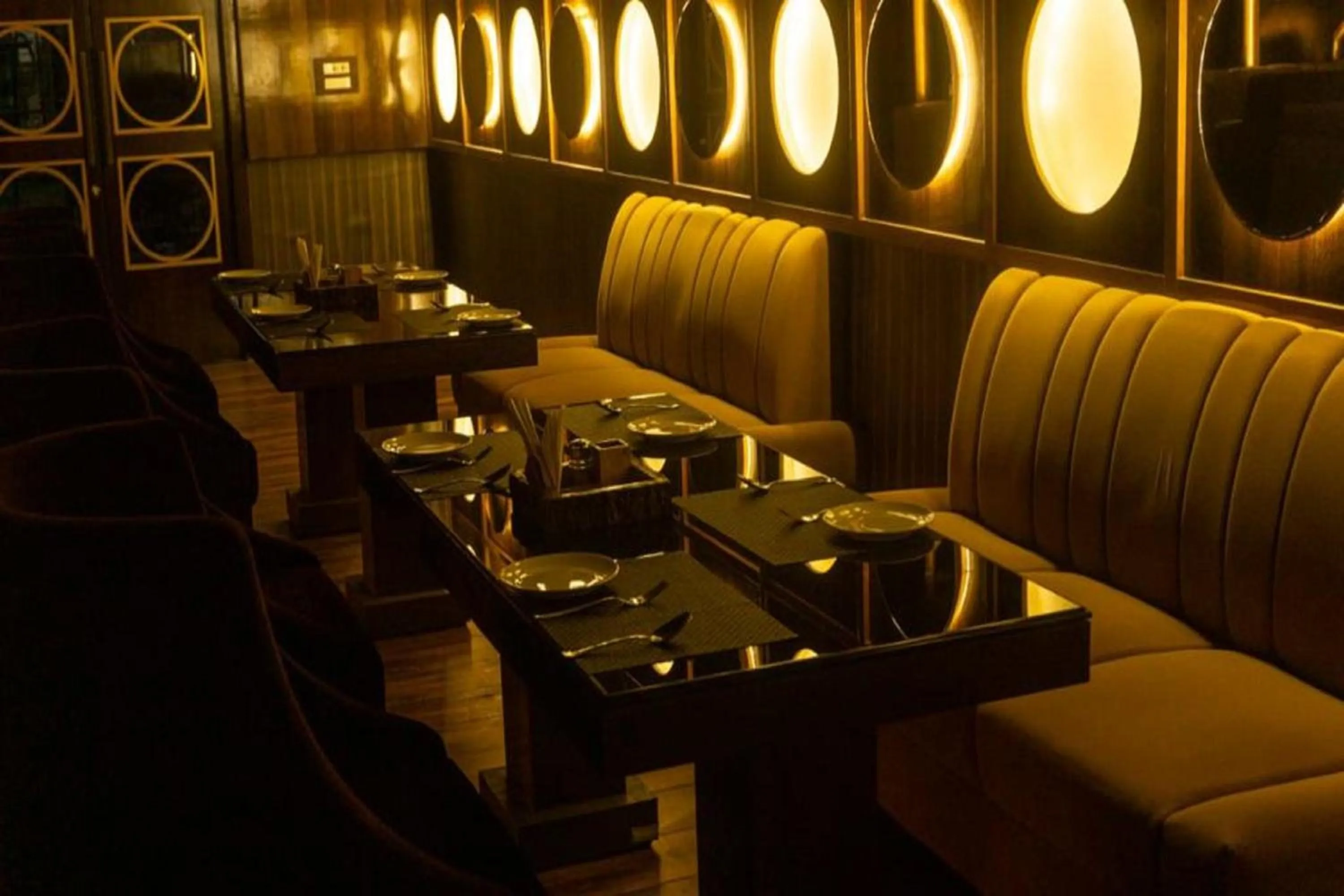 Restaurant/places to eat in Hotel Park Regency