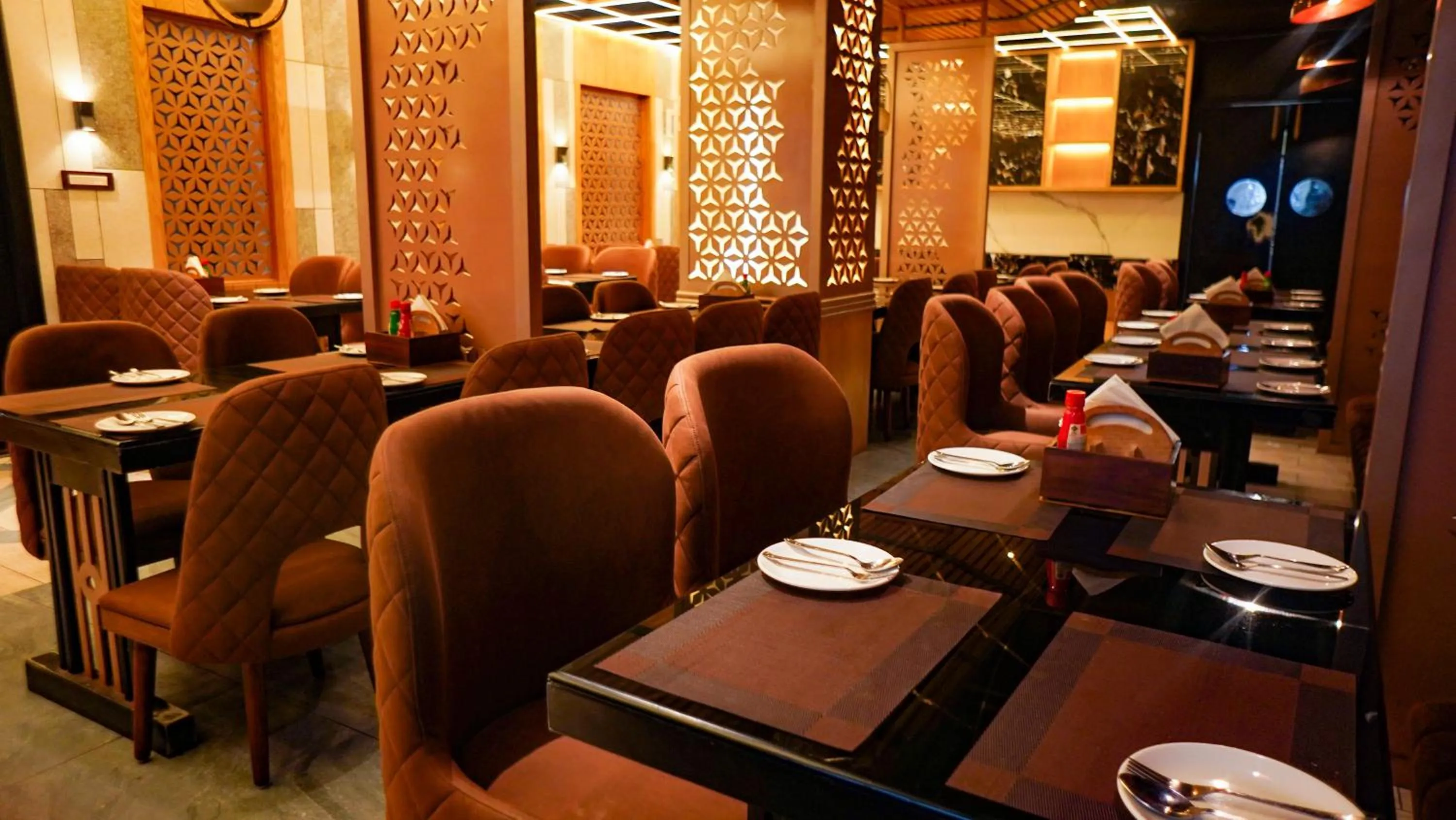 Restaurant/places to eat in Hotel Park Regency