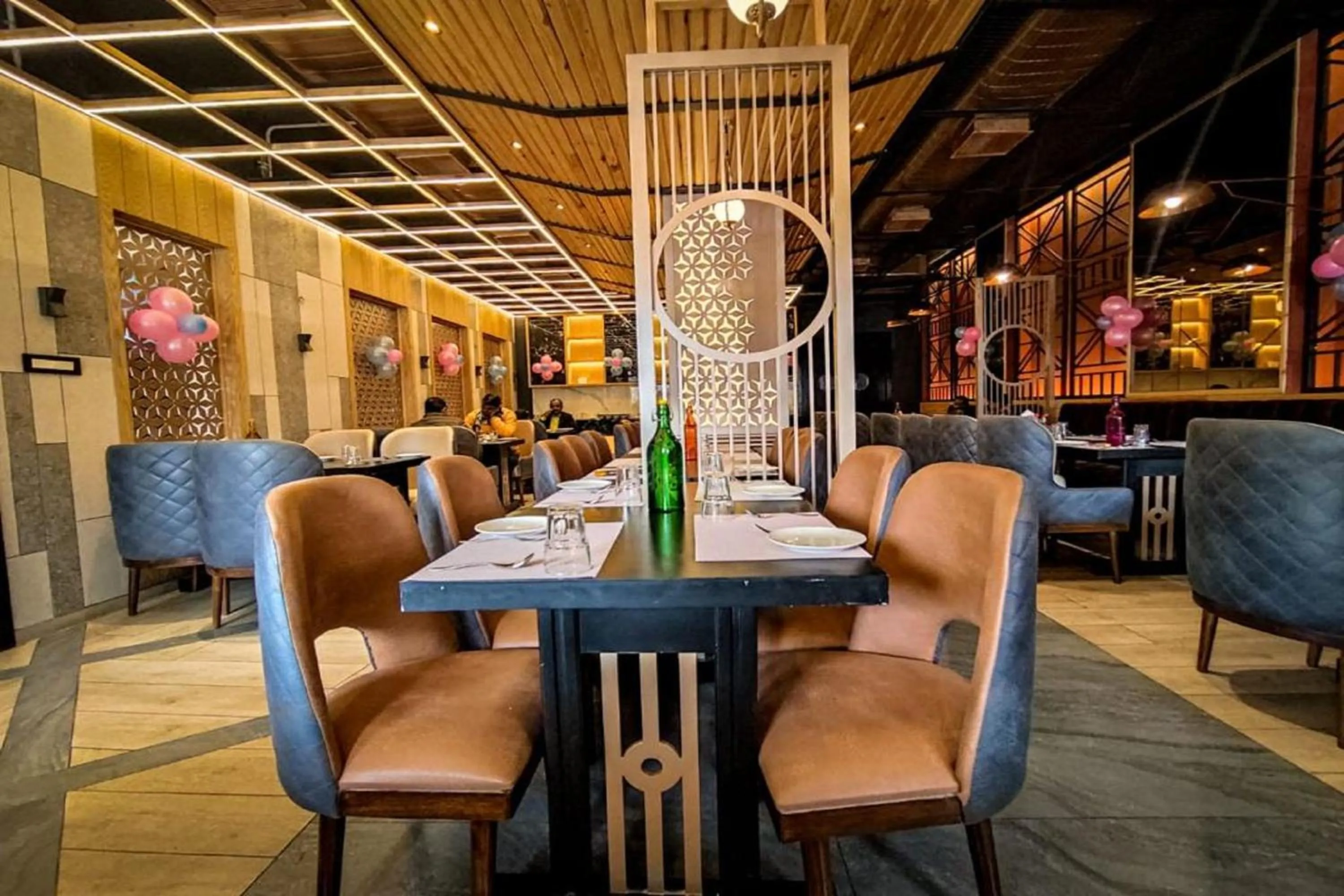 Restaurant/places to eat in Hotel Park Regency