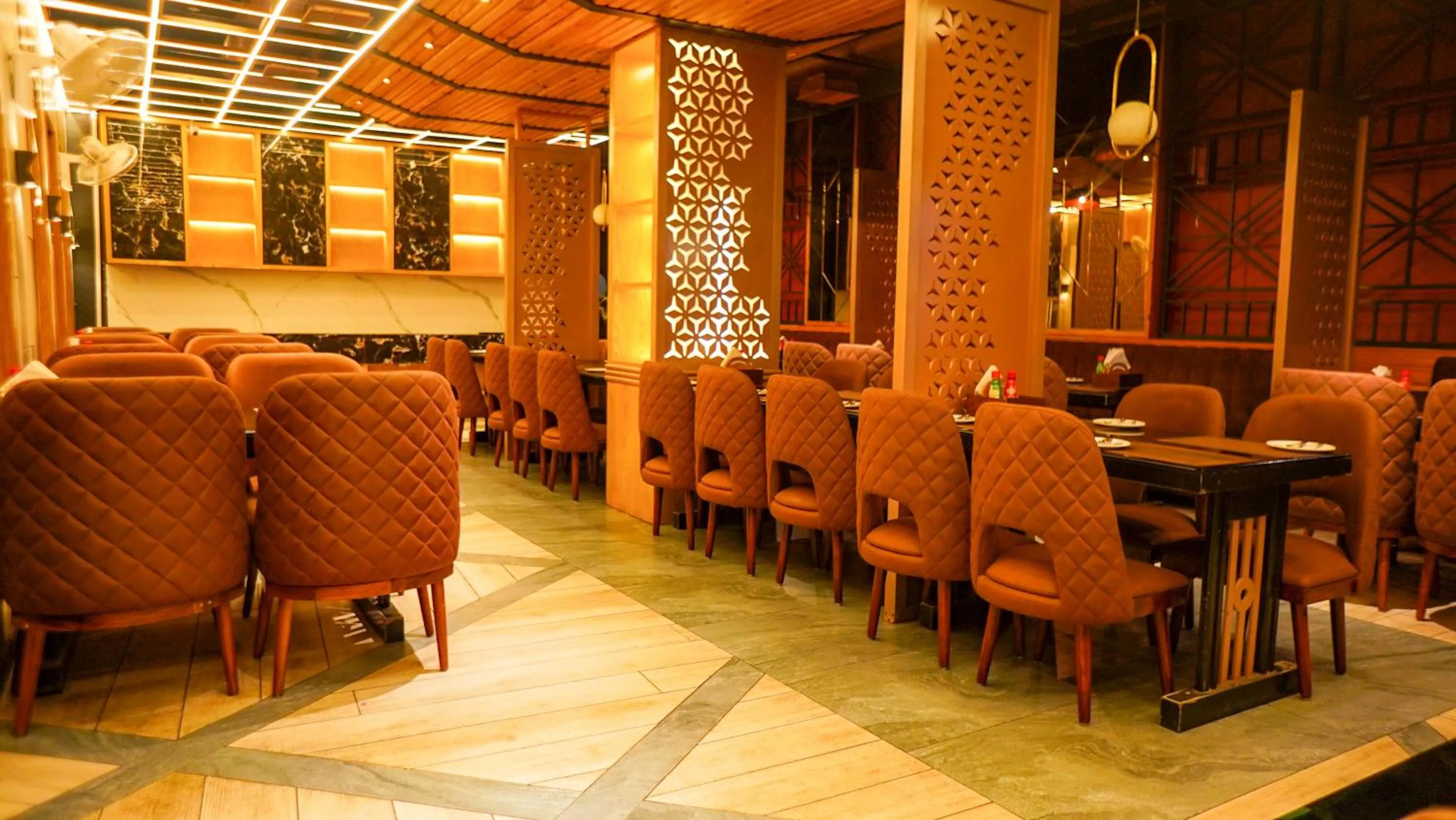 Restaurant/places to eat in Hotel Park Regency