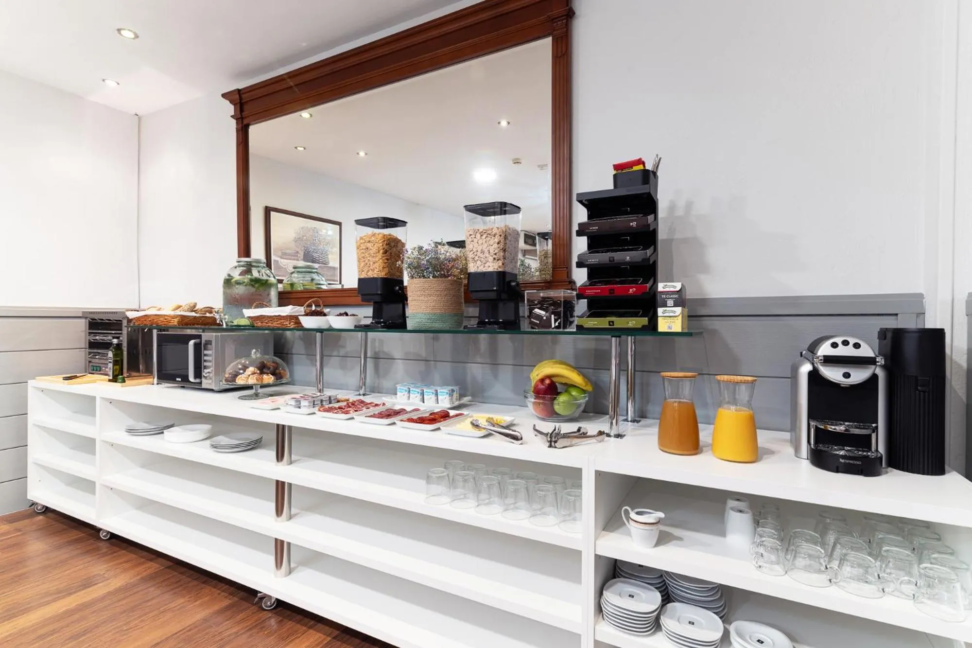 Food and drinks in Hotel Reina Mora