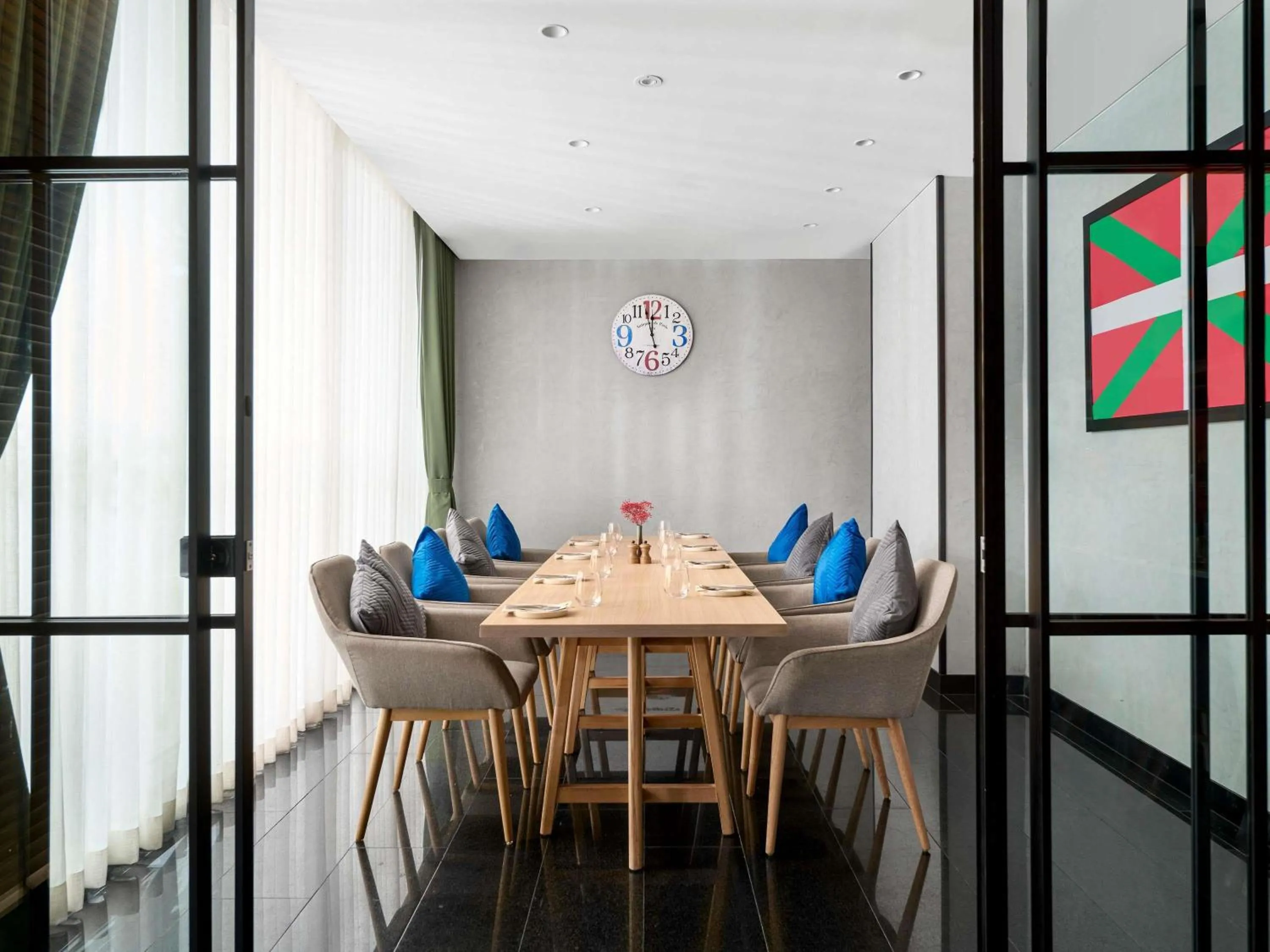 Restaurant/places to eat in Novotel Phnom Penh BKK 1